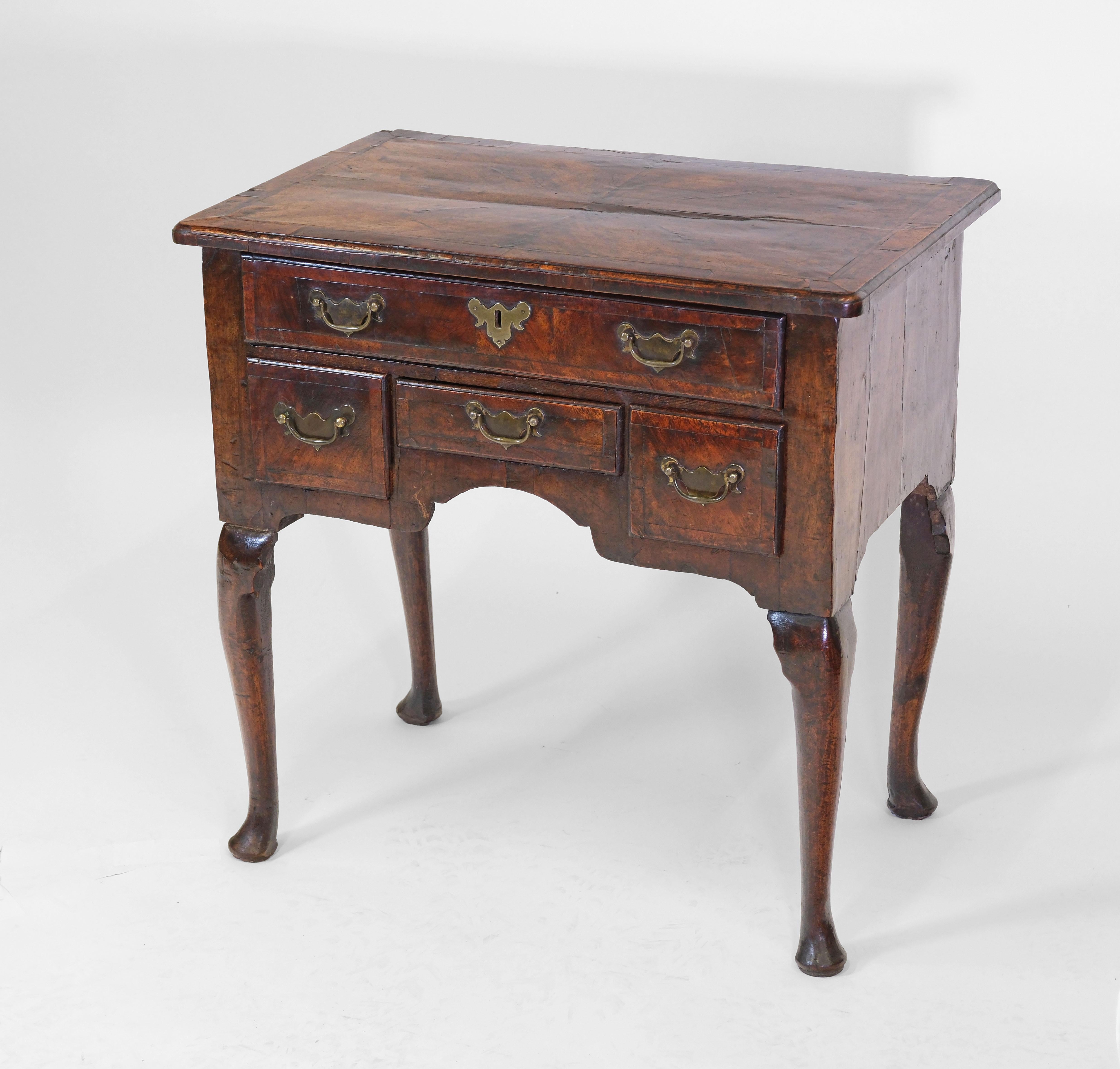 Placage Petite table basse provinciale anglaise George II du milieu du 18e siècle en vente