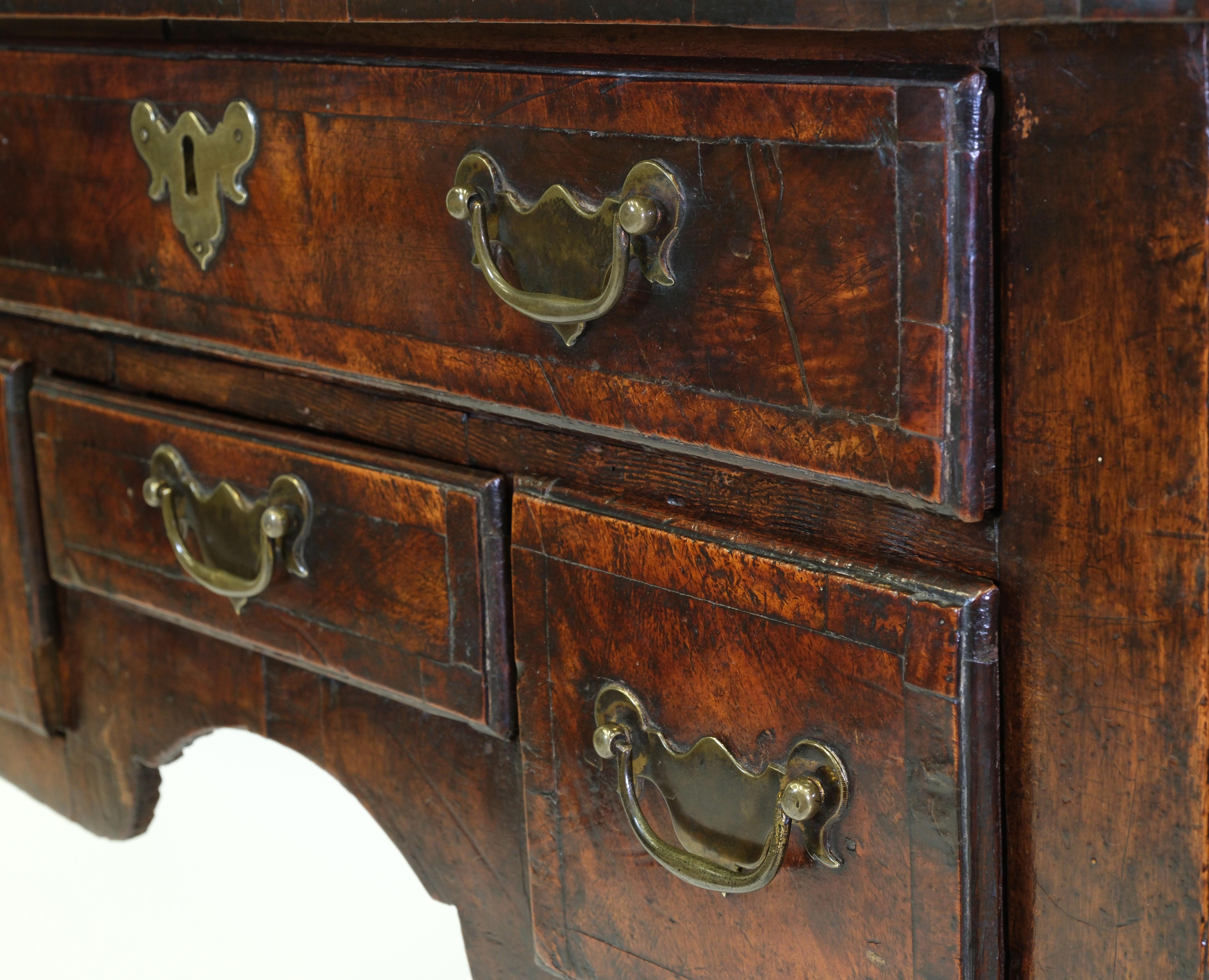 XVIIIe siècle et antérieur Petite table basse provinciale anglaise George II du milieu du 18e siècle en vente