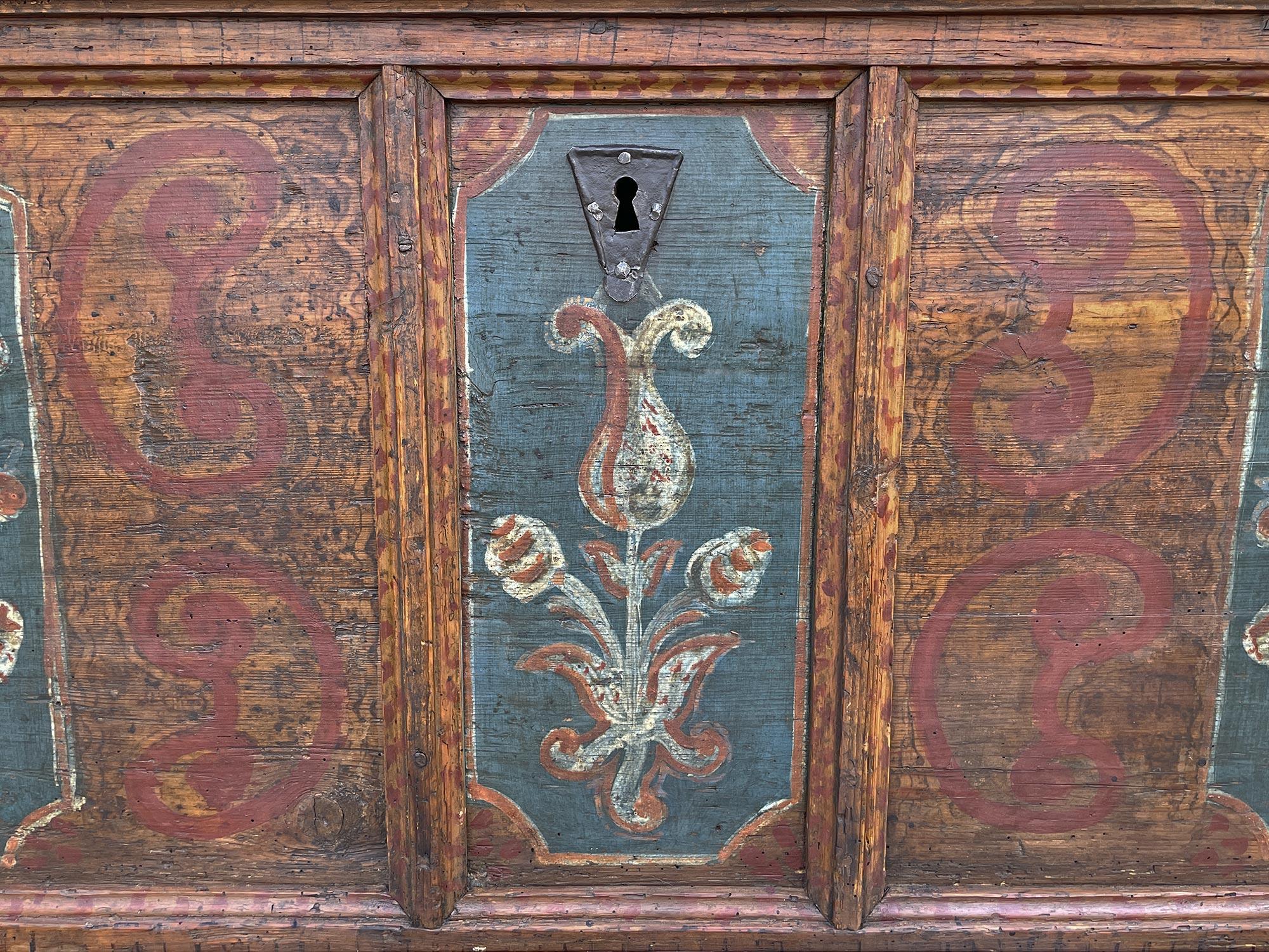 Coffre à couvertures peint à motifs floraux du milieu du XVIIIe siècle en vente 6