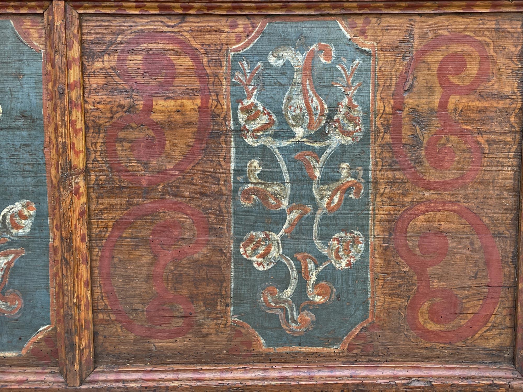 Coffre à couvertures peint à motifs floraux du milieu du XVIIIe siècle en vente 7