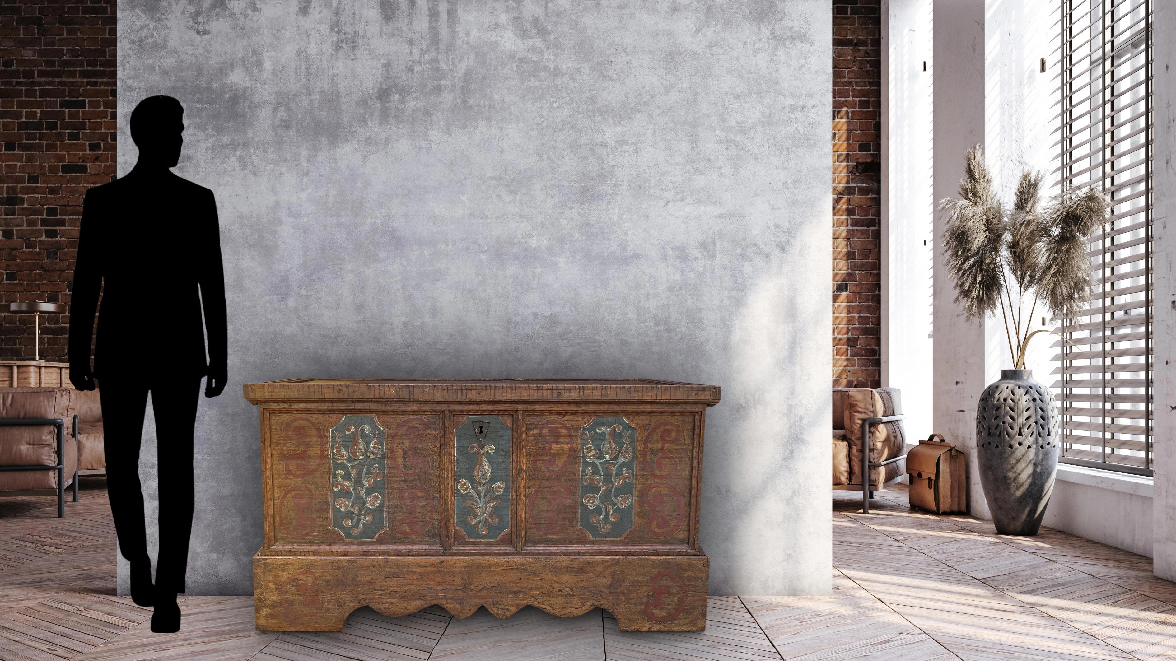 Coffre peint tyrolien

H. 81 - W. 147 - P. 69

Ancien coffre tyrolien, entièrement construit en bois de sapin. La surface a été décorée avec une couleur de fond brun foncé, semi-couvrante, qui crée divers effets géométriques sur la surface. En