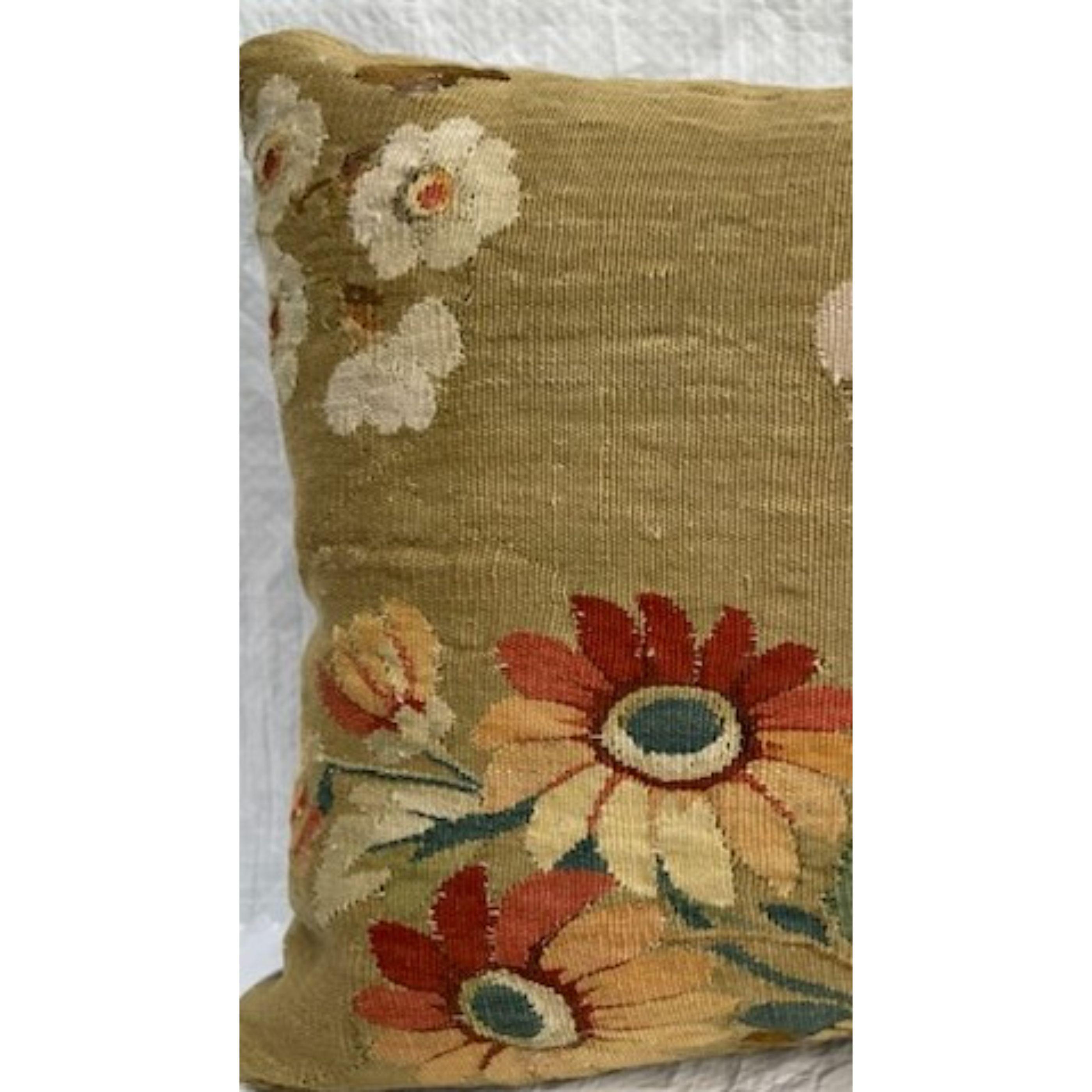 Oreiller en tapisserie d'Aubusson du milieu du 18ème siècle 20'' X 14'', style floral, fait à la main.