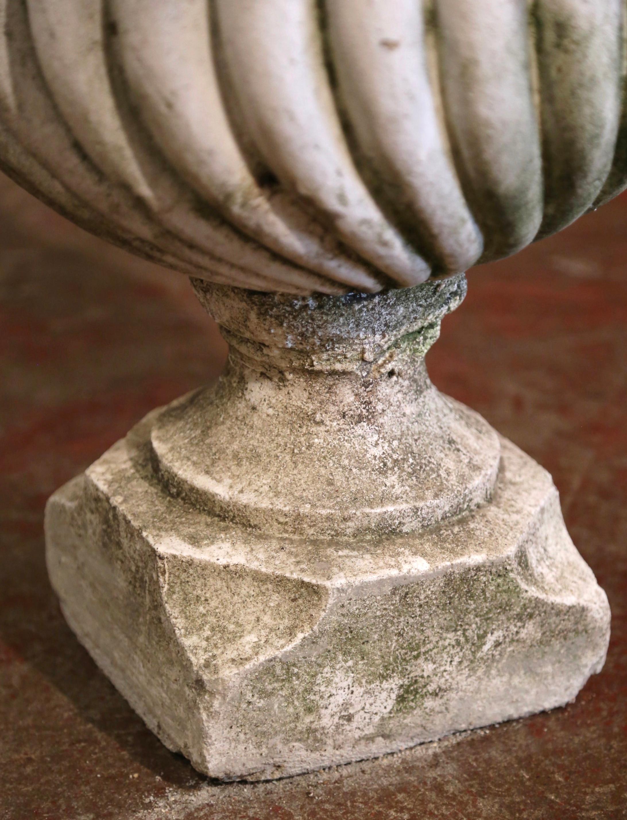 Mid-18th Century French Carved Weathered Stone Planter with Gadrooned Motifs In Excellent Condition In Dallas, TX