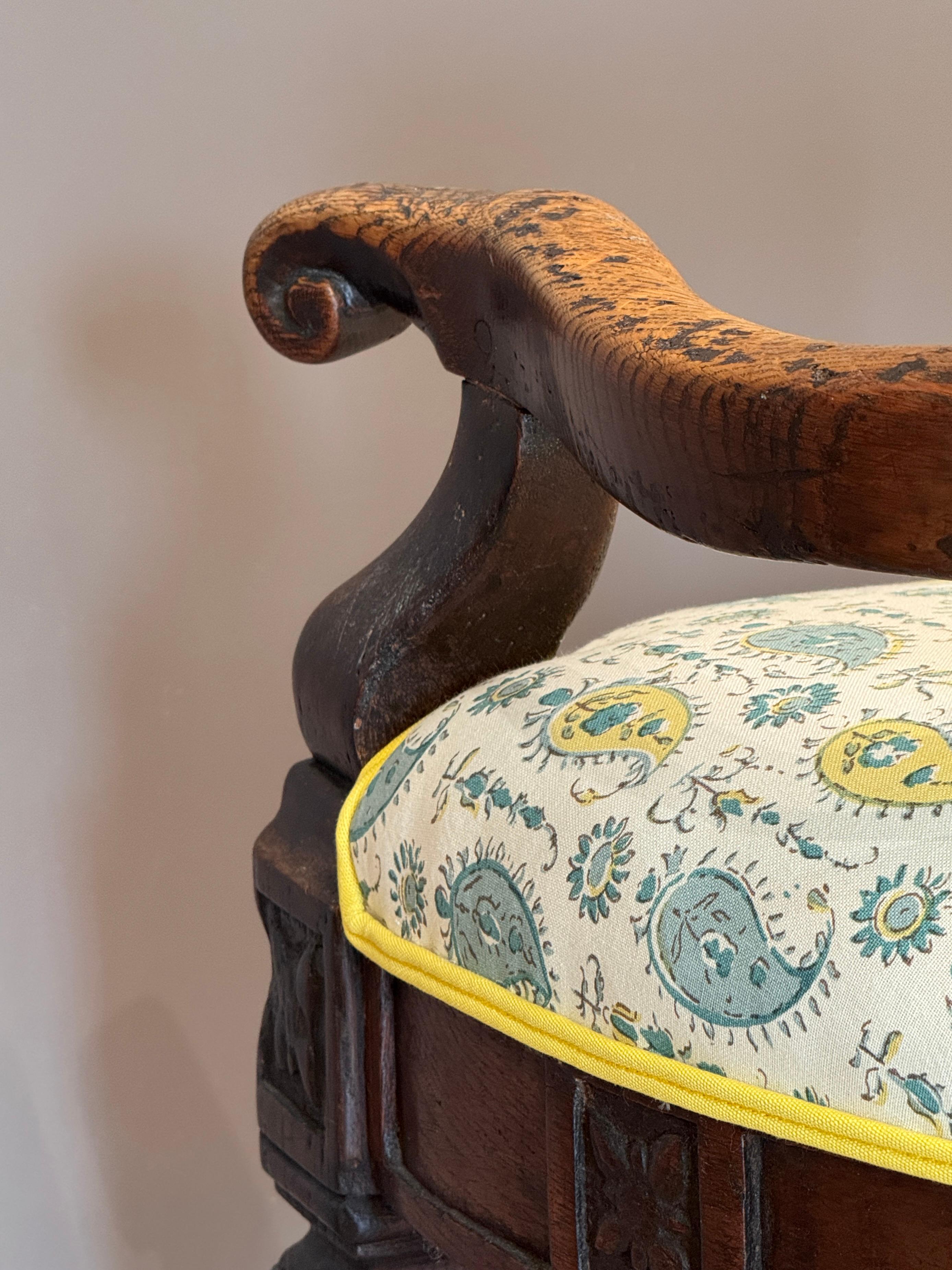 Poltrona in legno di olmo francese della metà del XVIII secolo in vendita 5