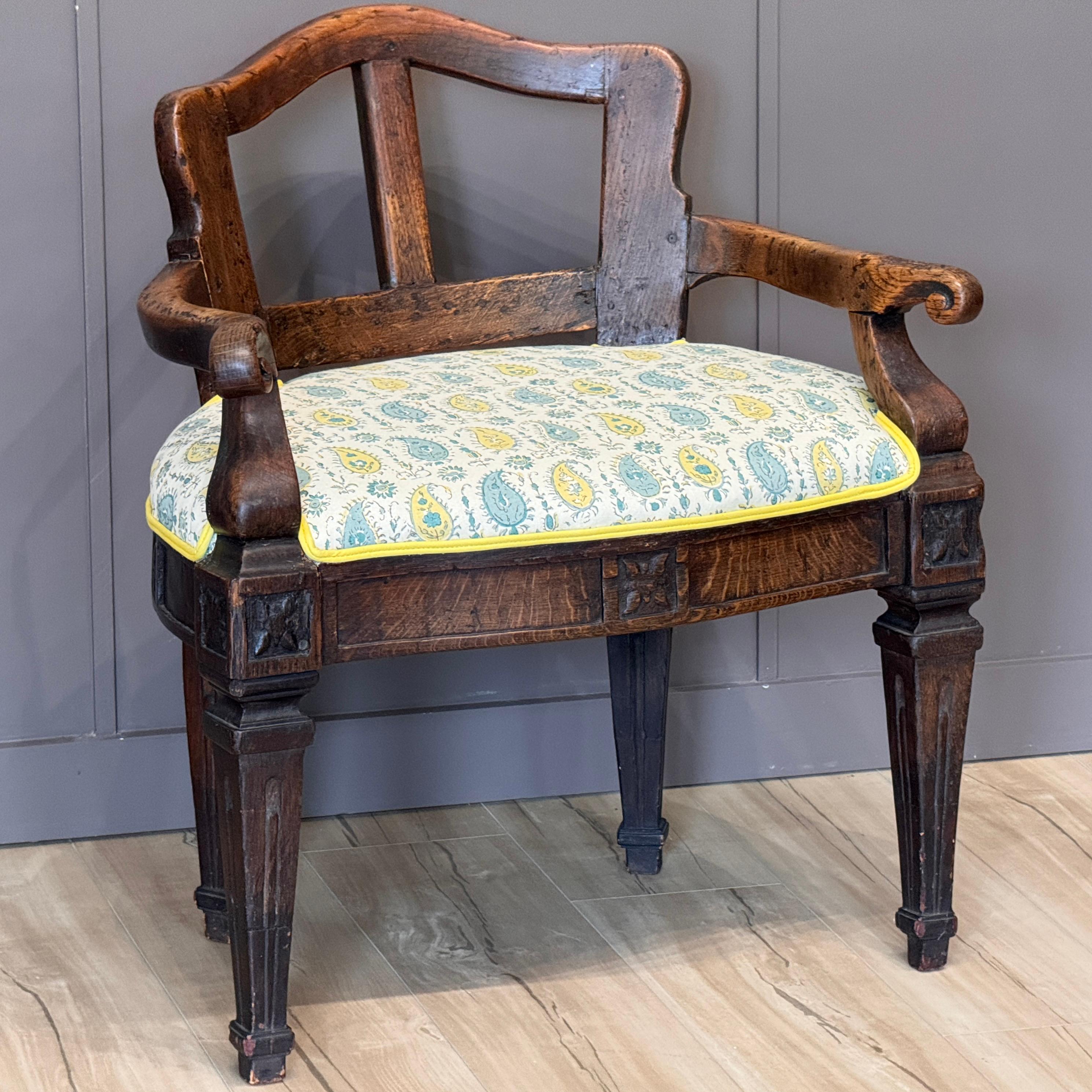Luigi XV Poltrona in legno di olmo francese della metà del XVIII secolo in vendita