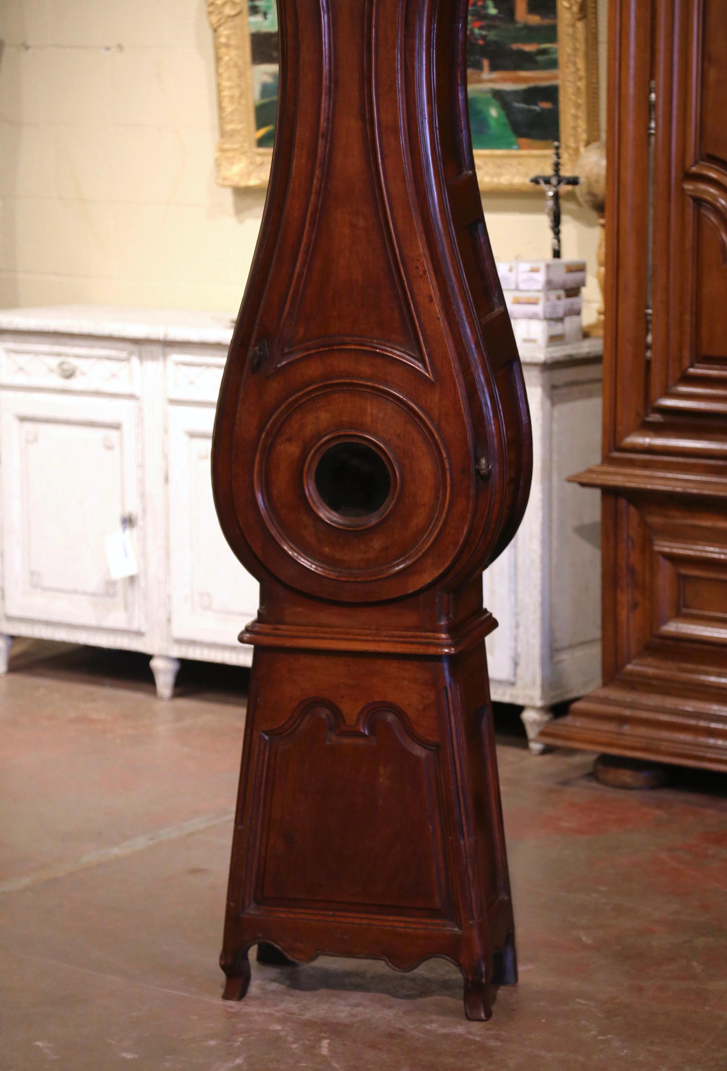 Mid-18th Century, French, Louis XV Carved Walnut Grandfather Clock with Rooster In Good Condition In Dallas, TX