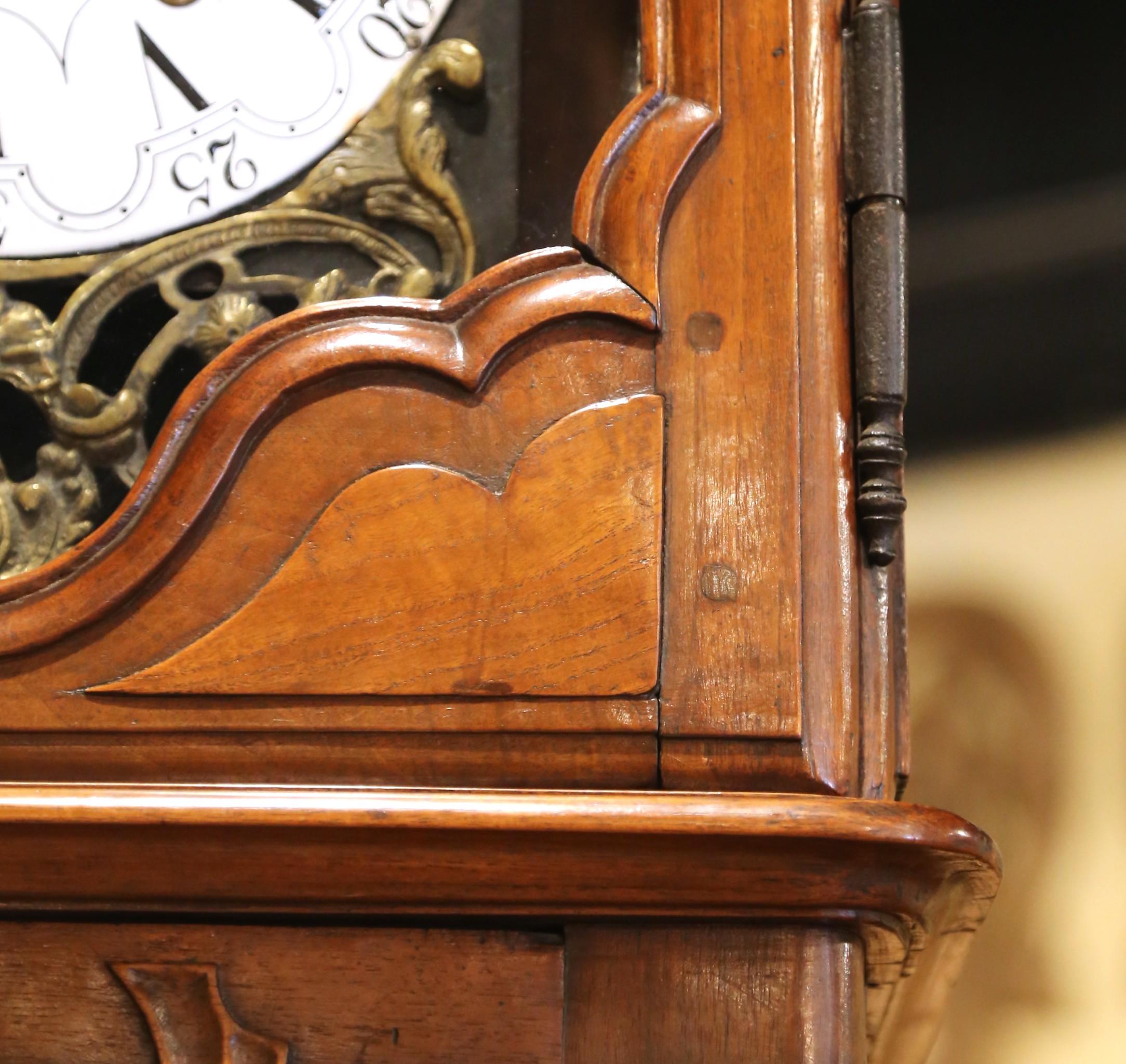 Reloj de caja alta de nogal tallado de mediados del siglo XVIII francés Luis XV de Lyon en venta 4