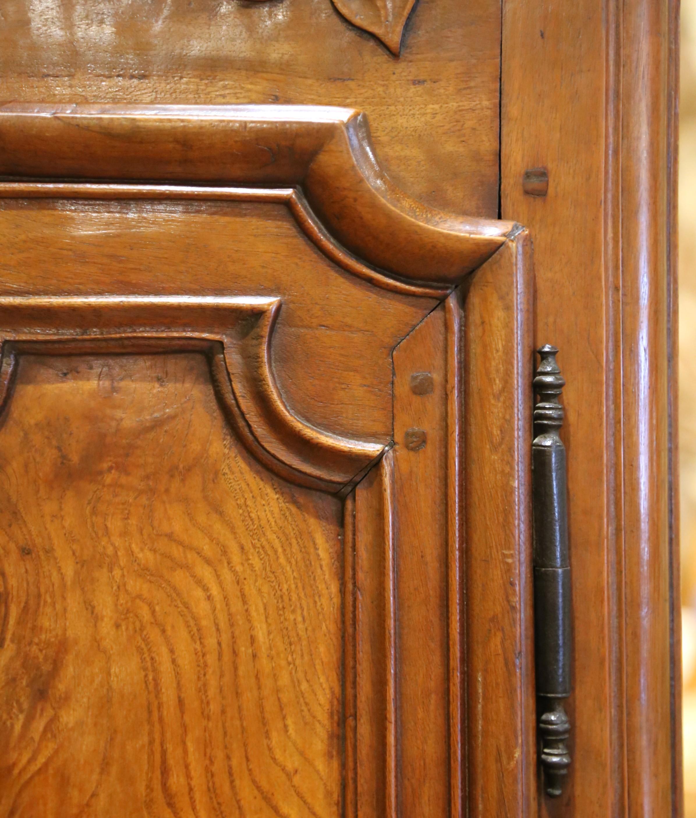 Reloj de caja alta de nogal tallado de mediados del siglo XVIII francés Luis XV de Lyon en venta 6