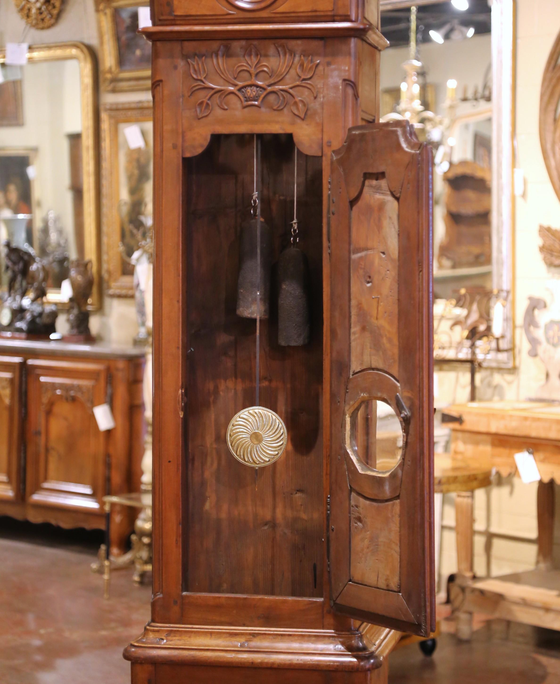 Reloj de caja alta de nogal tallado de mediados del siglo XVIII francés Luis XV de Lyon en venta 7
