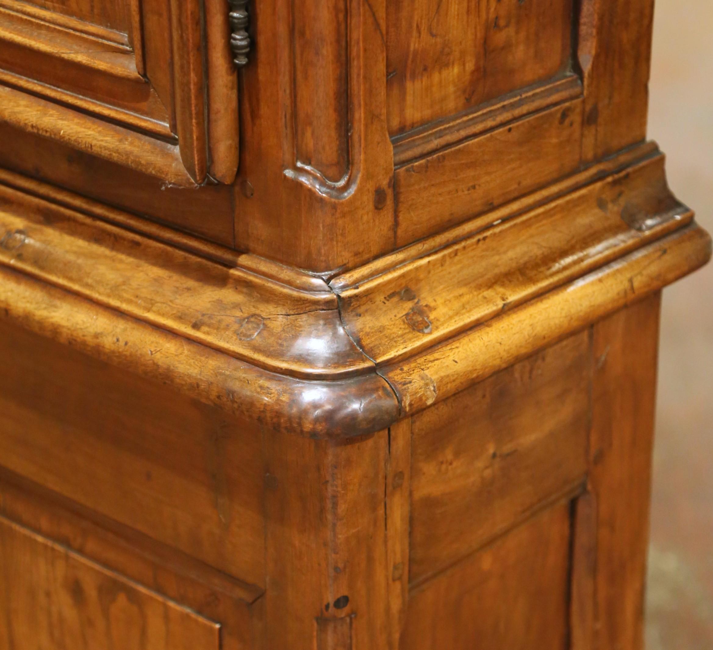 Reloj de caja alta de nogal tallado de mediados del siglo XVIII francés Luis XV de Lyon en venta 10