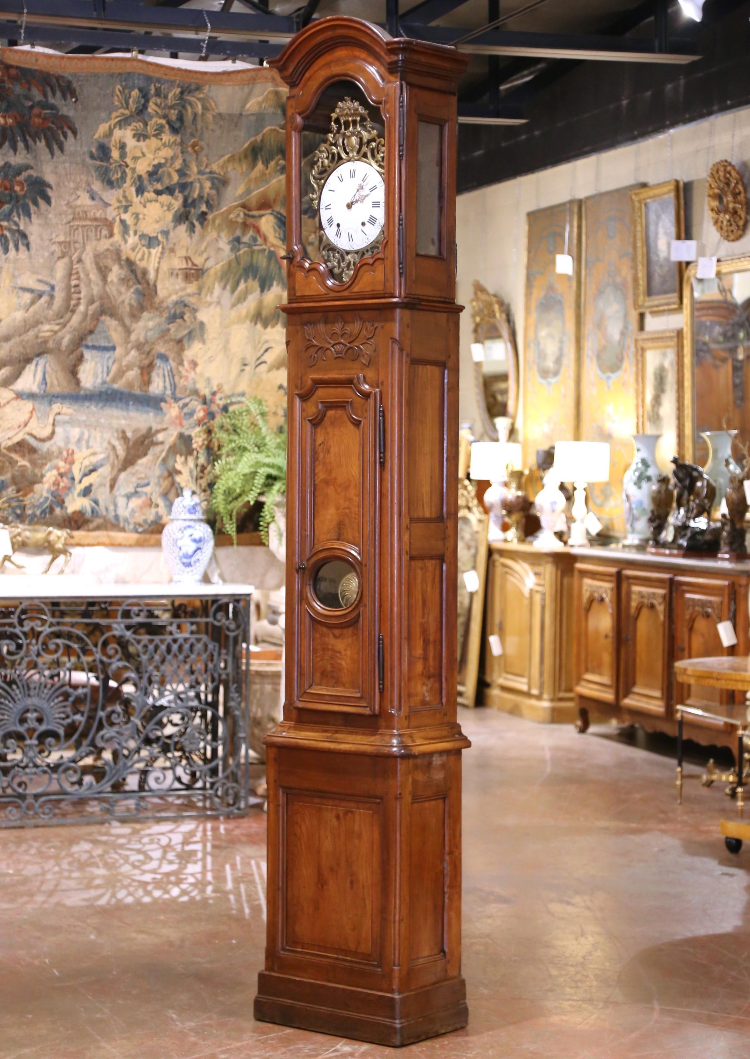 Este monumental reloj antiguo de caja larga Luis XV, que mide unos impresionantes 9 pies, fue fabricado en Lyon, Francia, hacia 1760. Fabricada en nogal veteado, la pieza se divide en dos secciones para facilitar su transporte y exposición. Su capó