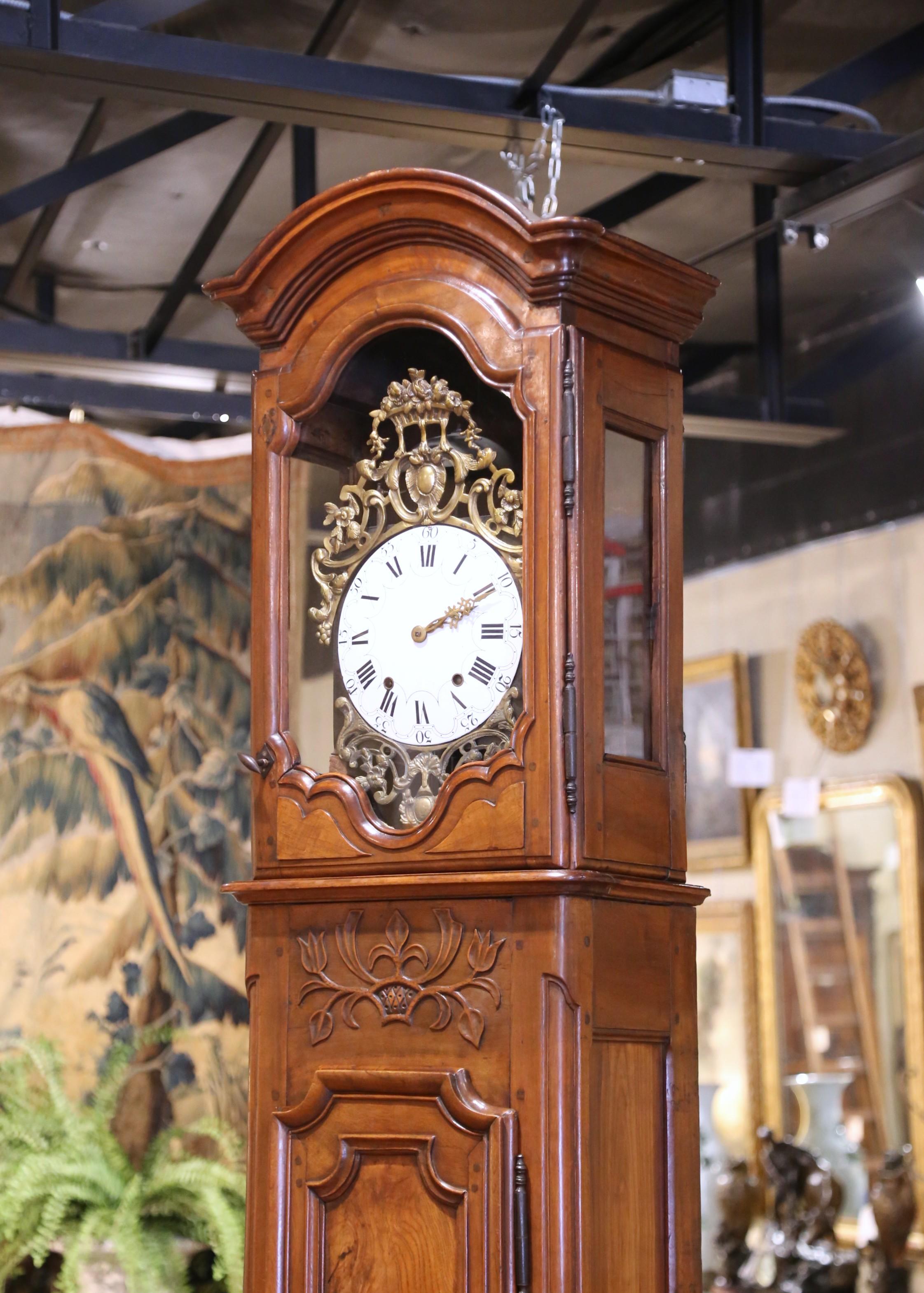 Reloj de caja alta de nogal tallado de mediados del siglo XVIII francés Luis XV de Lyon Francés en venta
