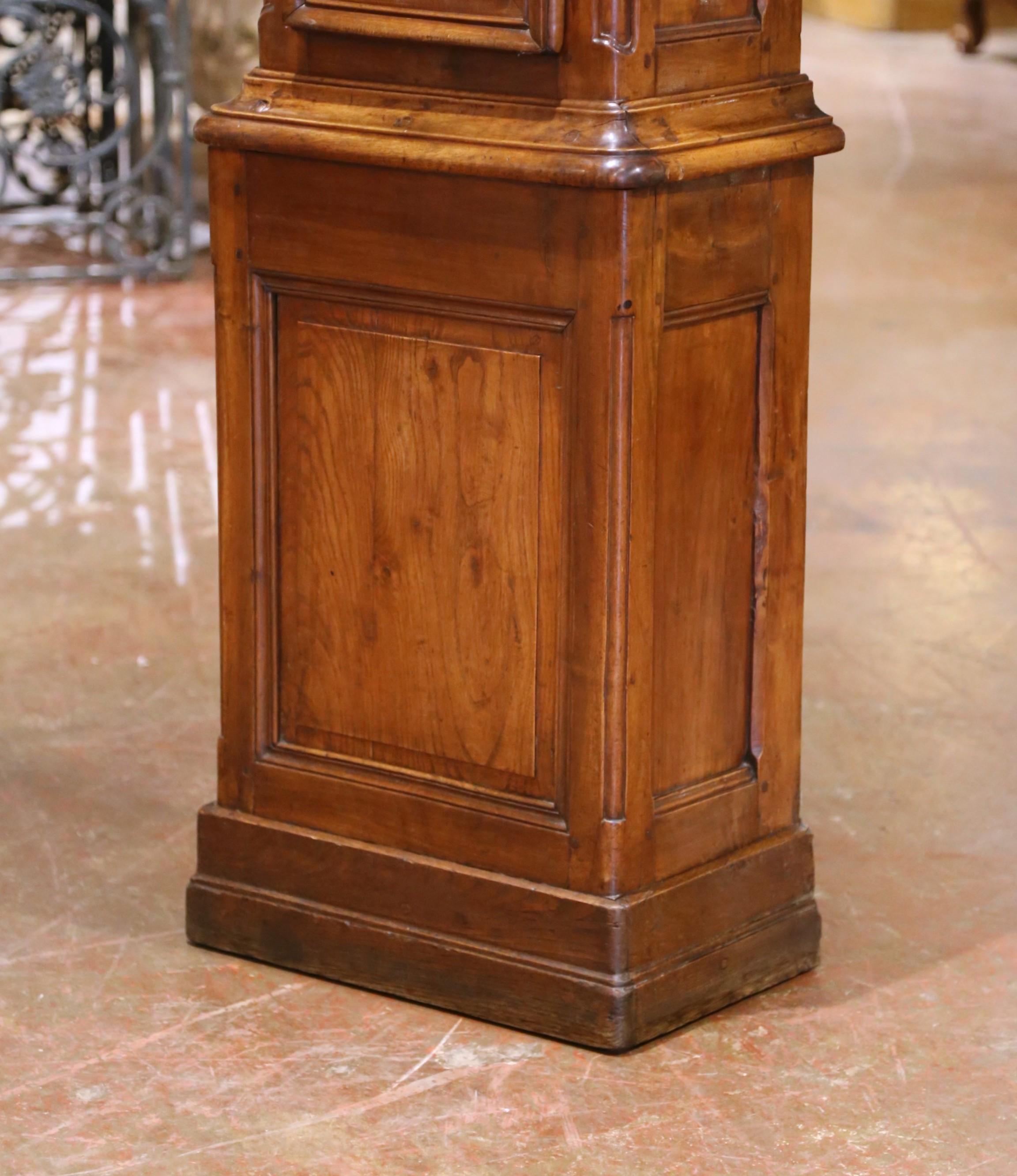 Reloj de caja alta de nogal tallado de mediados del siglo XVIII francés Luis XV de Lyon en Excelente estado para la venta en Dallas, TX