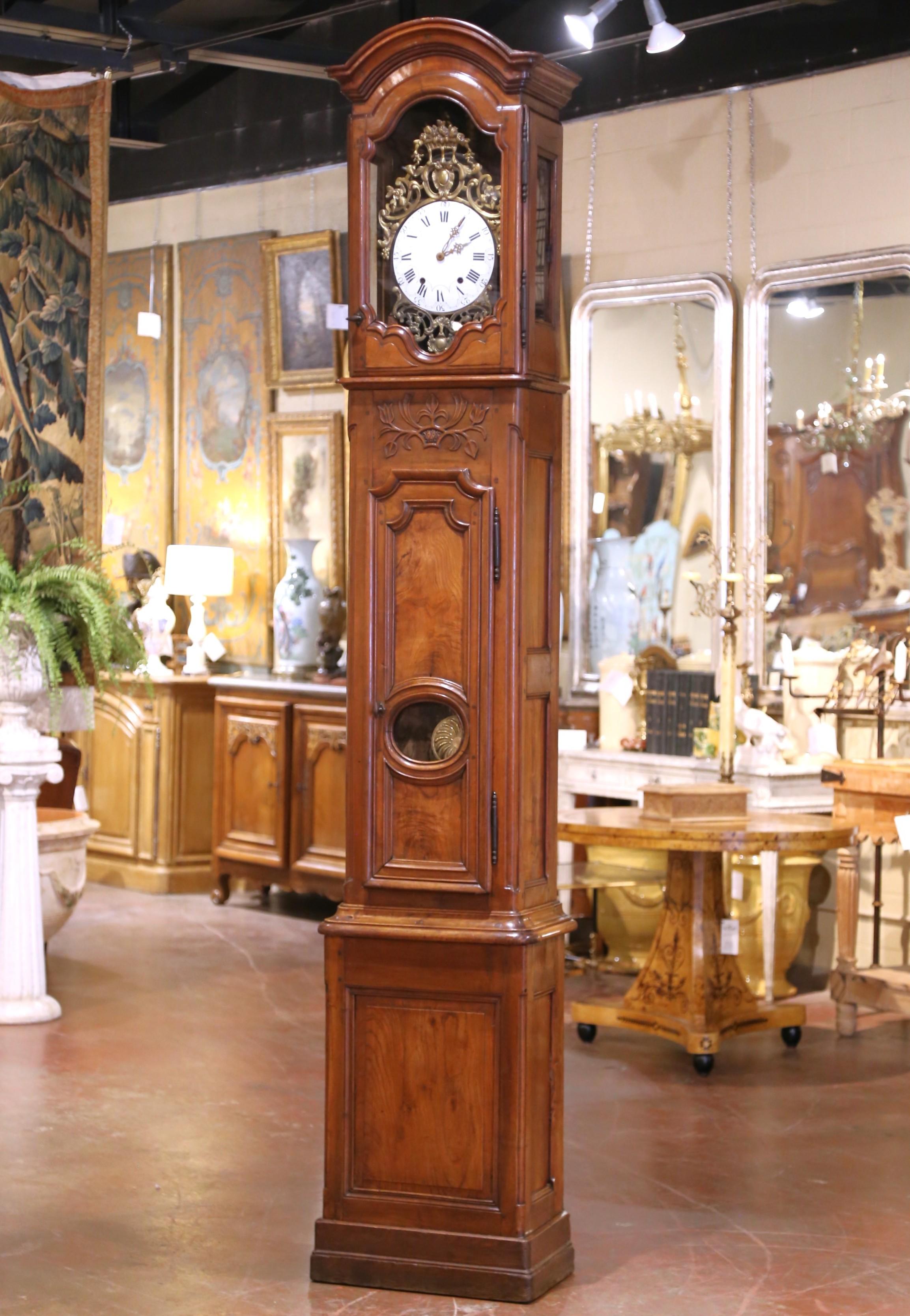 Reloj de caja alta de nogal tallado de mediados del siglo XVIII francés Luis XV de Lyon Nogal en venta