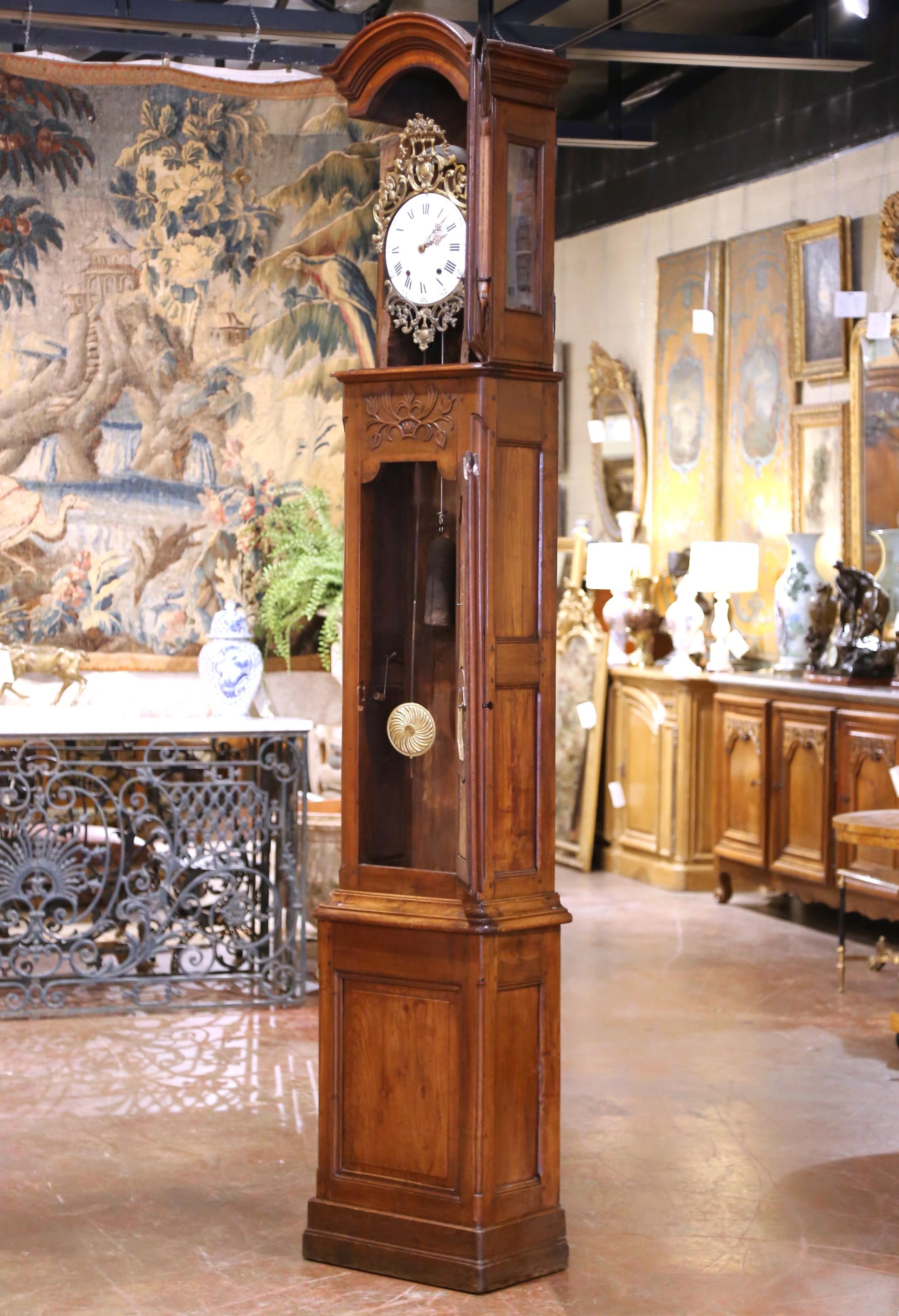Reloj de caja alta de nogal tallado de mediados del siglo XVIII francés Luis XV de Lyon en venta 1