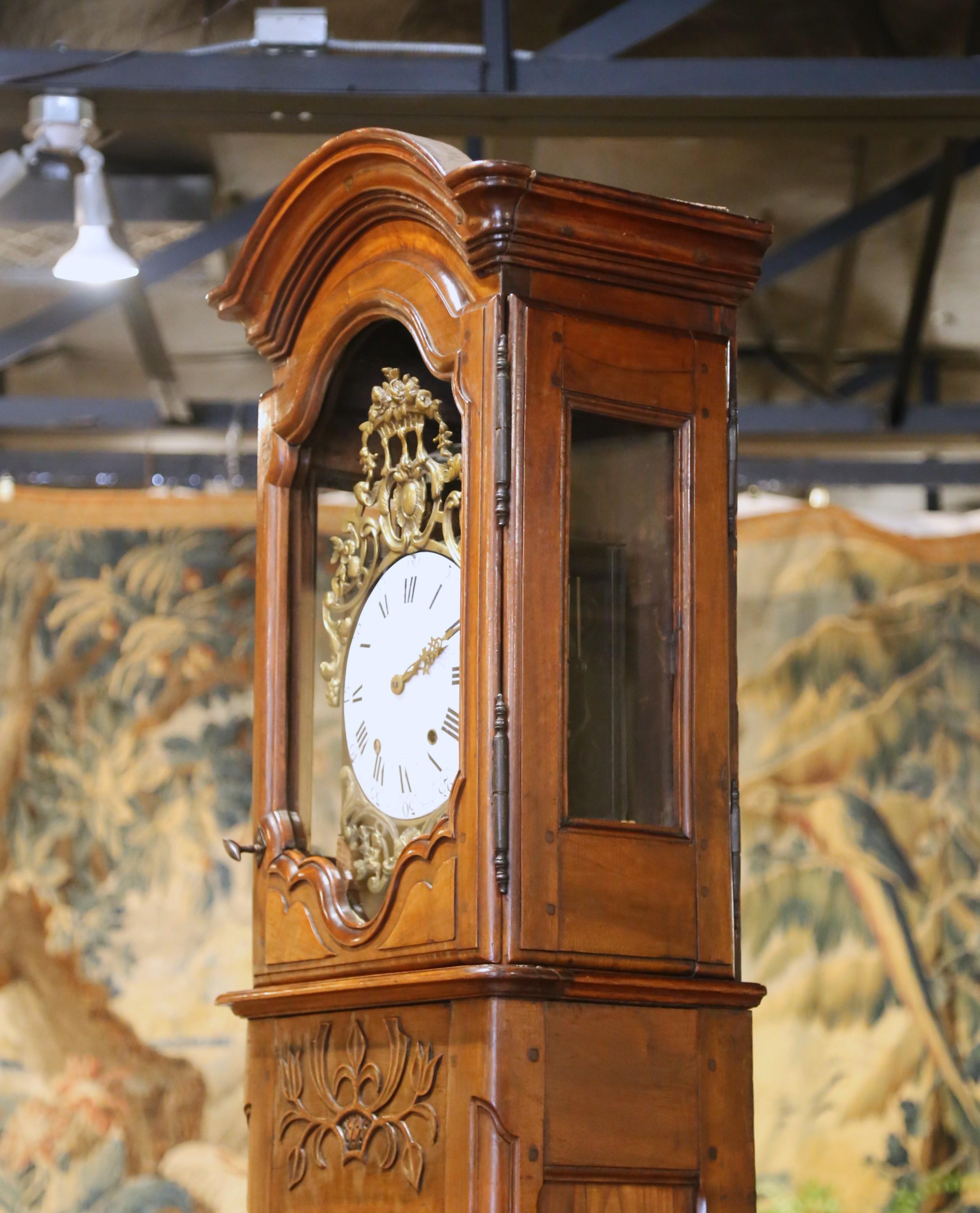 Reloj de caja alta de nogal tallado de mediados del siglo XVIII francés Luis XV de Lyon en venta 2