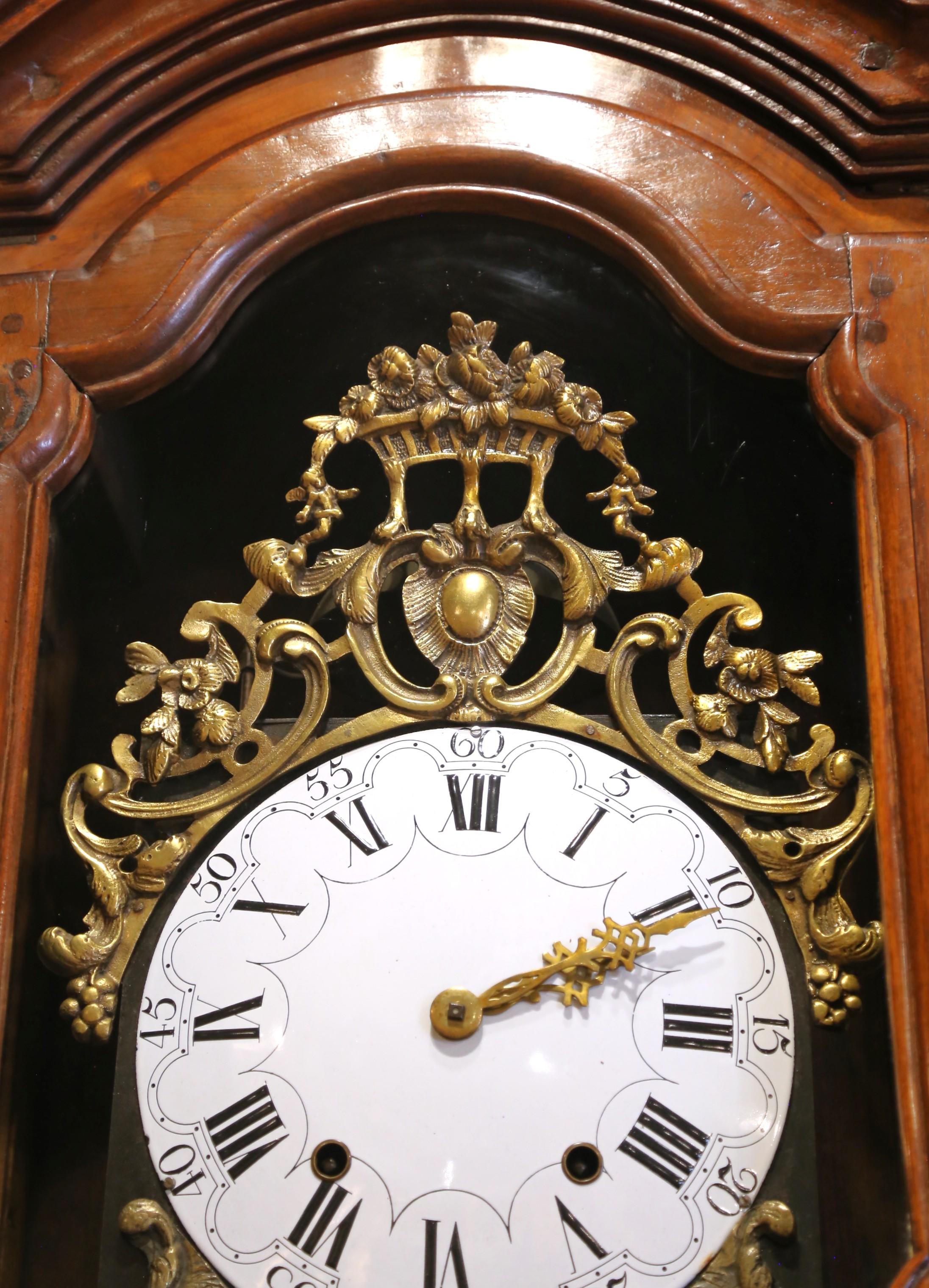 Reloj de caja alta de nogal tallado de mediados del siglo XVIII francés Luis XV de Lyon en venta 3