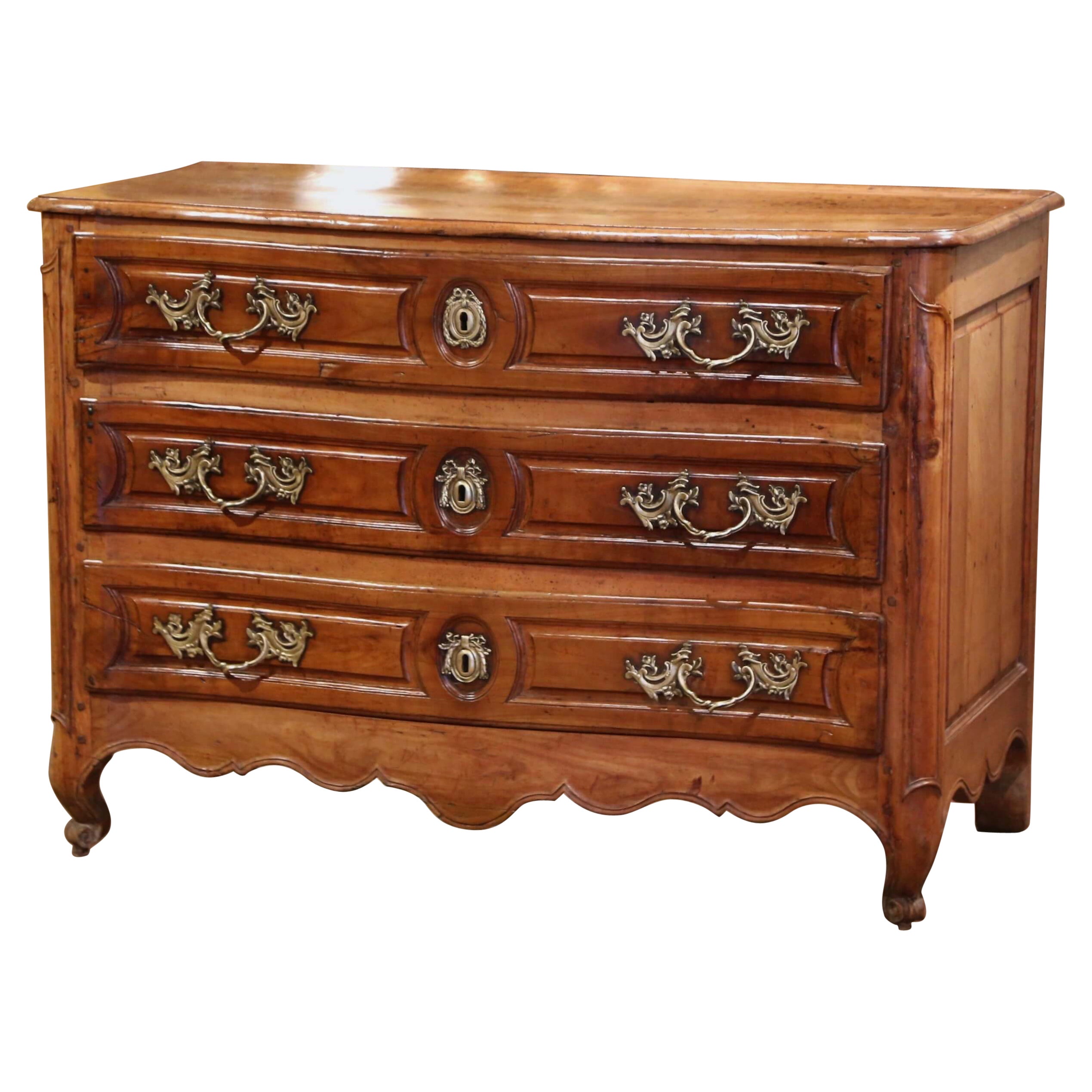 Commode à trois tiroirs en noyer sculpté de style Louis XV du milieu du XVIIIe siècle