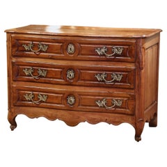 Commode à trois tiroirs en noyer sculpté de style Louis XV du milieu du XVIIIe siècle