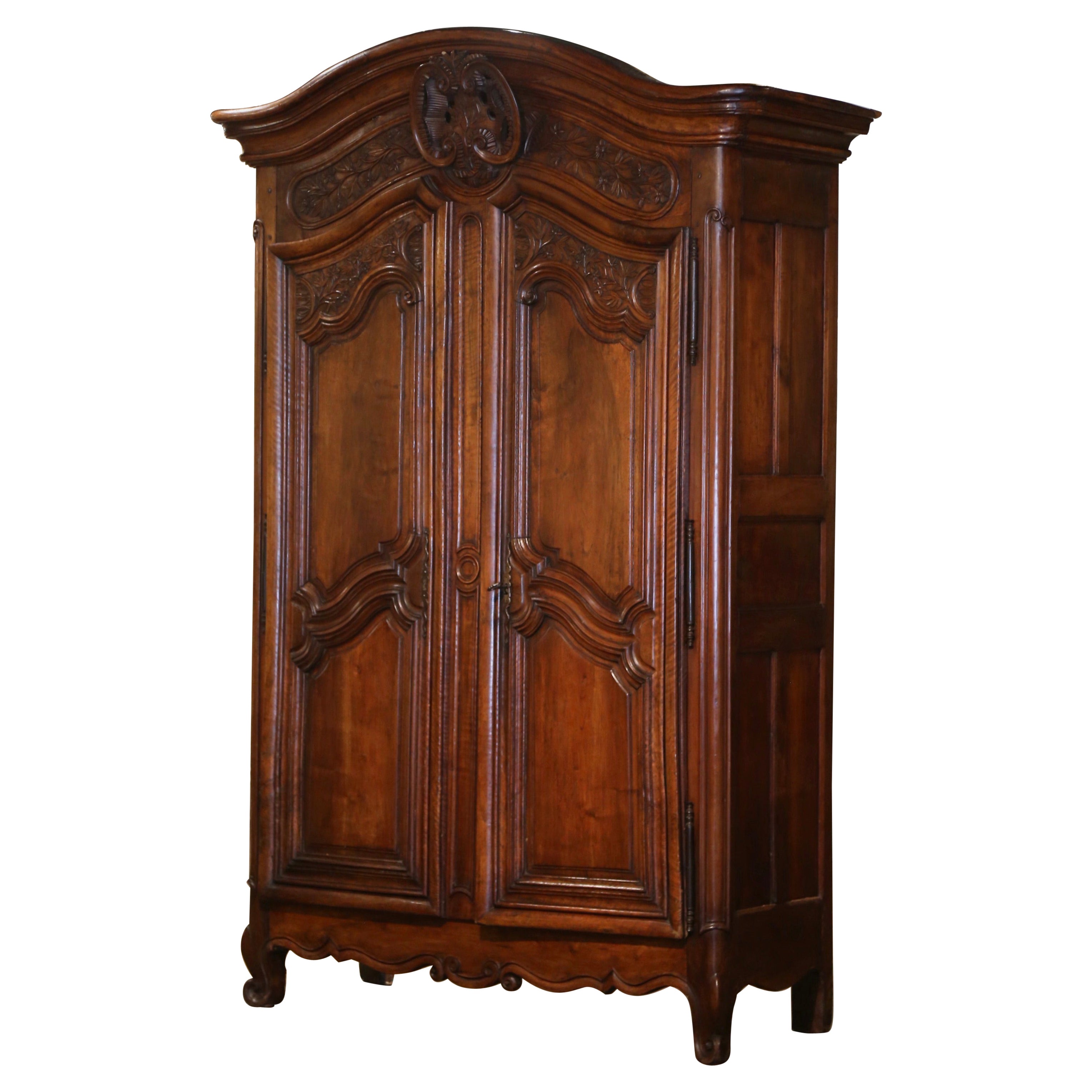 Armoire lyonnaise à deux portes en noyer sculpté de style Louis XV du milieu du XVIIIe siècle