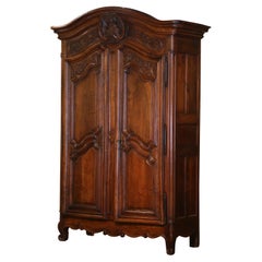Armoire Lyonnaise a due ante in legno di noce intagliato della metà del XVIII secolo.