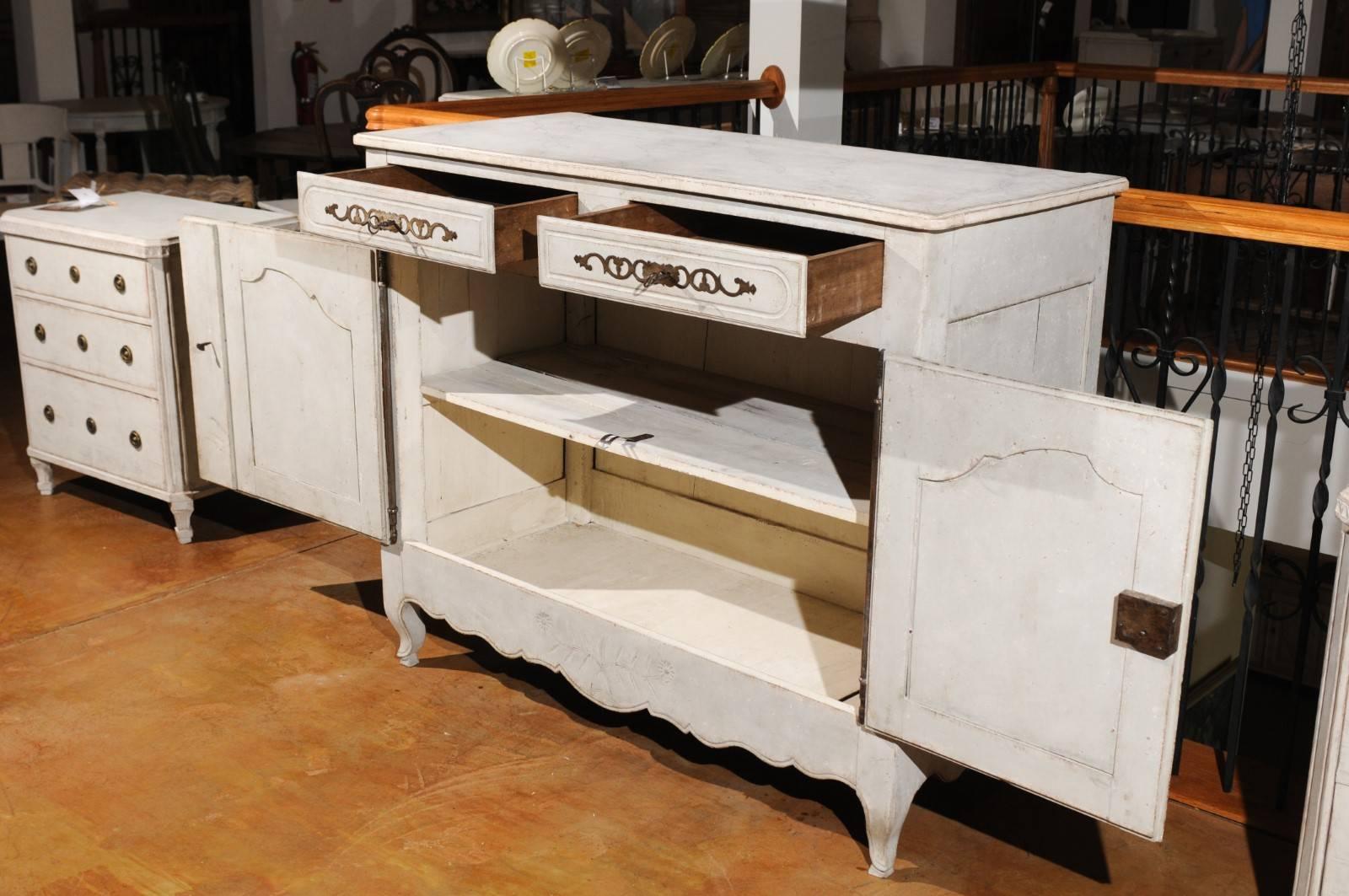 Mid-18th Century French Louis XV Period Painted Buffet with Drawers and Doors For Sale 2