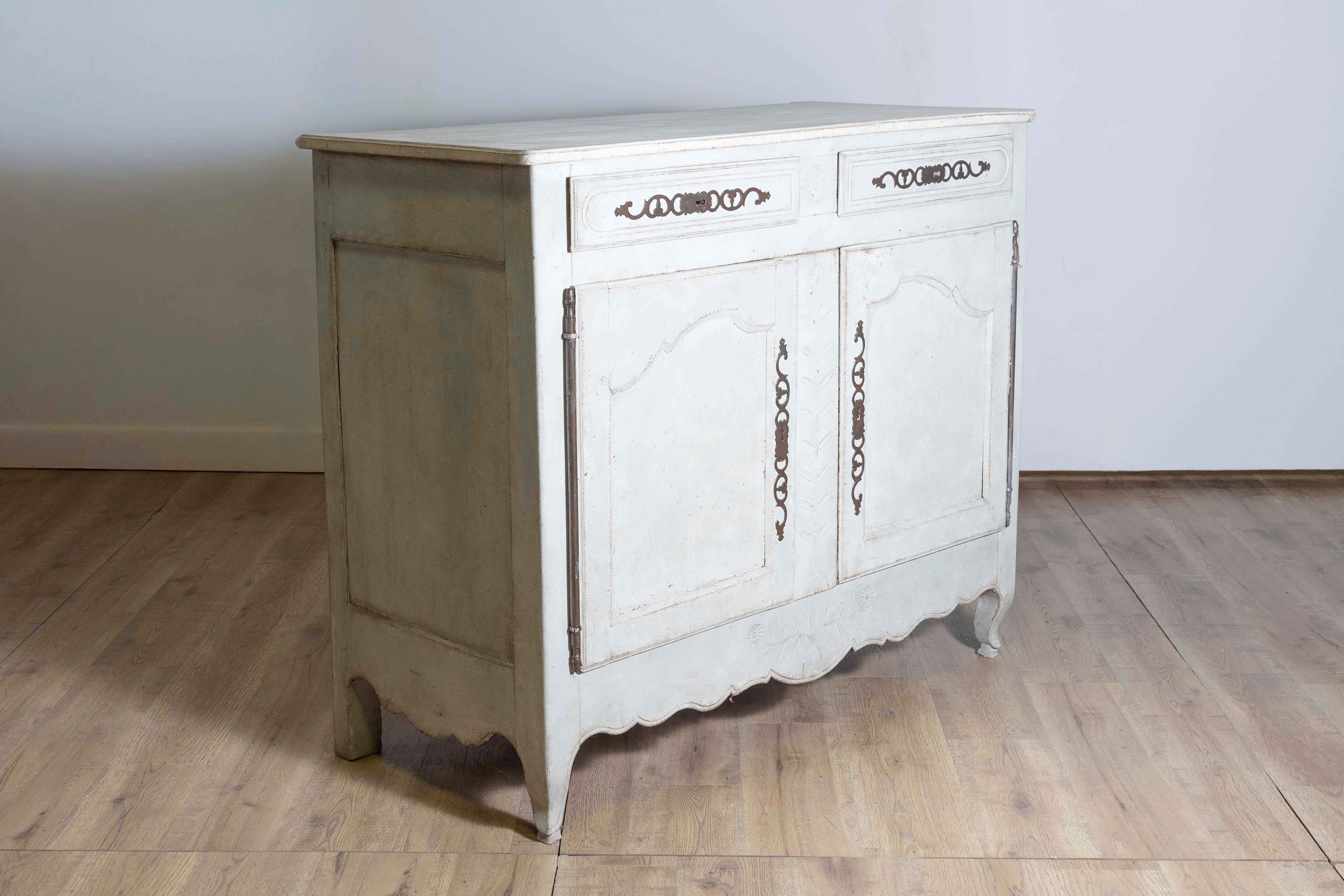 Buffet dipinto della metà del XVIII secolo, periodo Luigi XV, con cassetti e ante in vendita 1