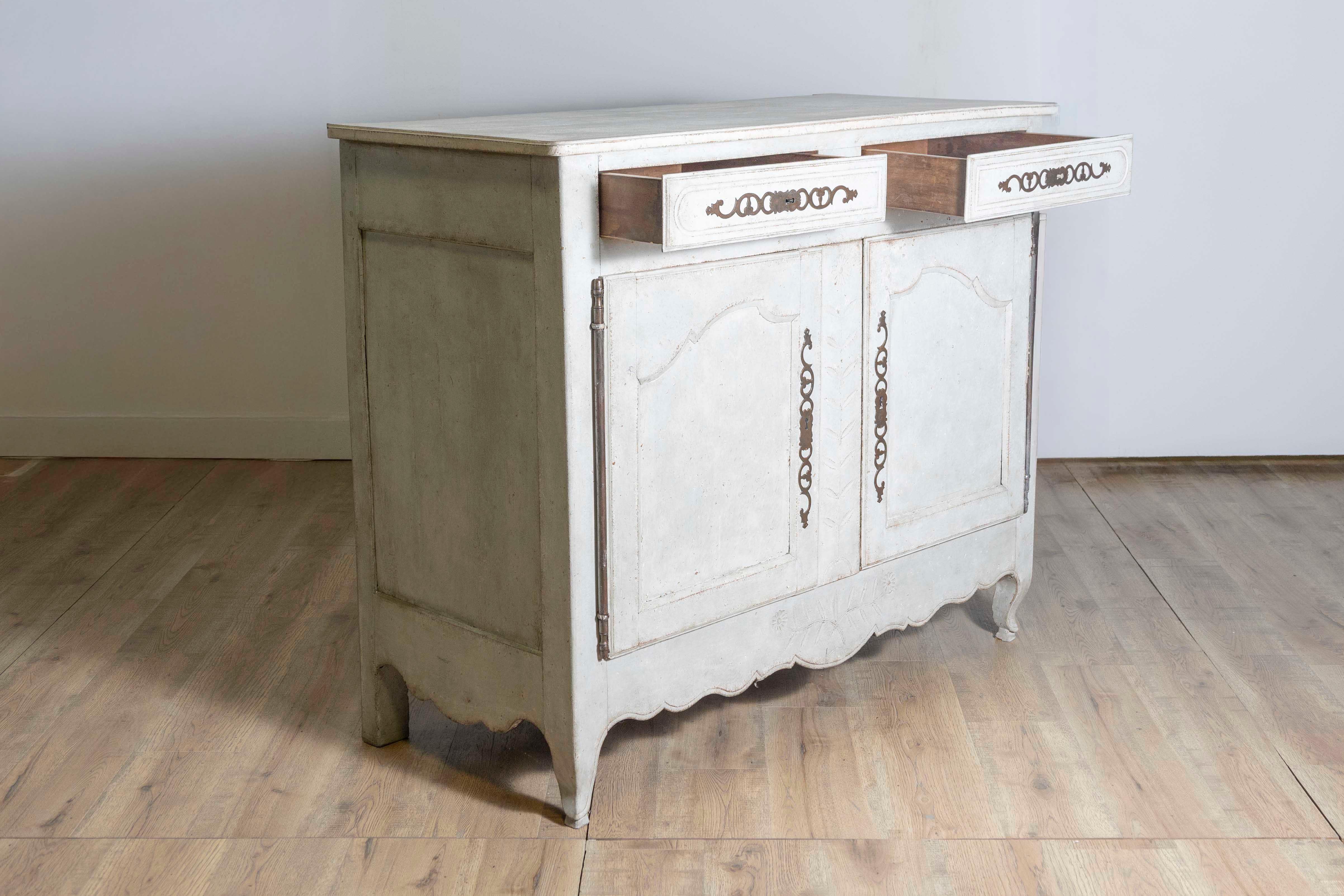 Buffet dipinto della metà del XVIII secolo, periodo Luigi XV, con cassetti e ante in vendita 2