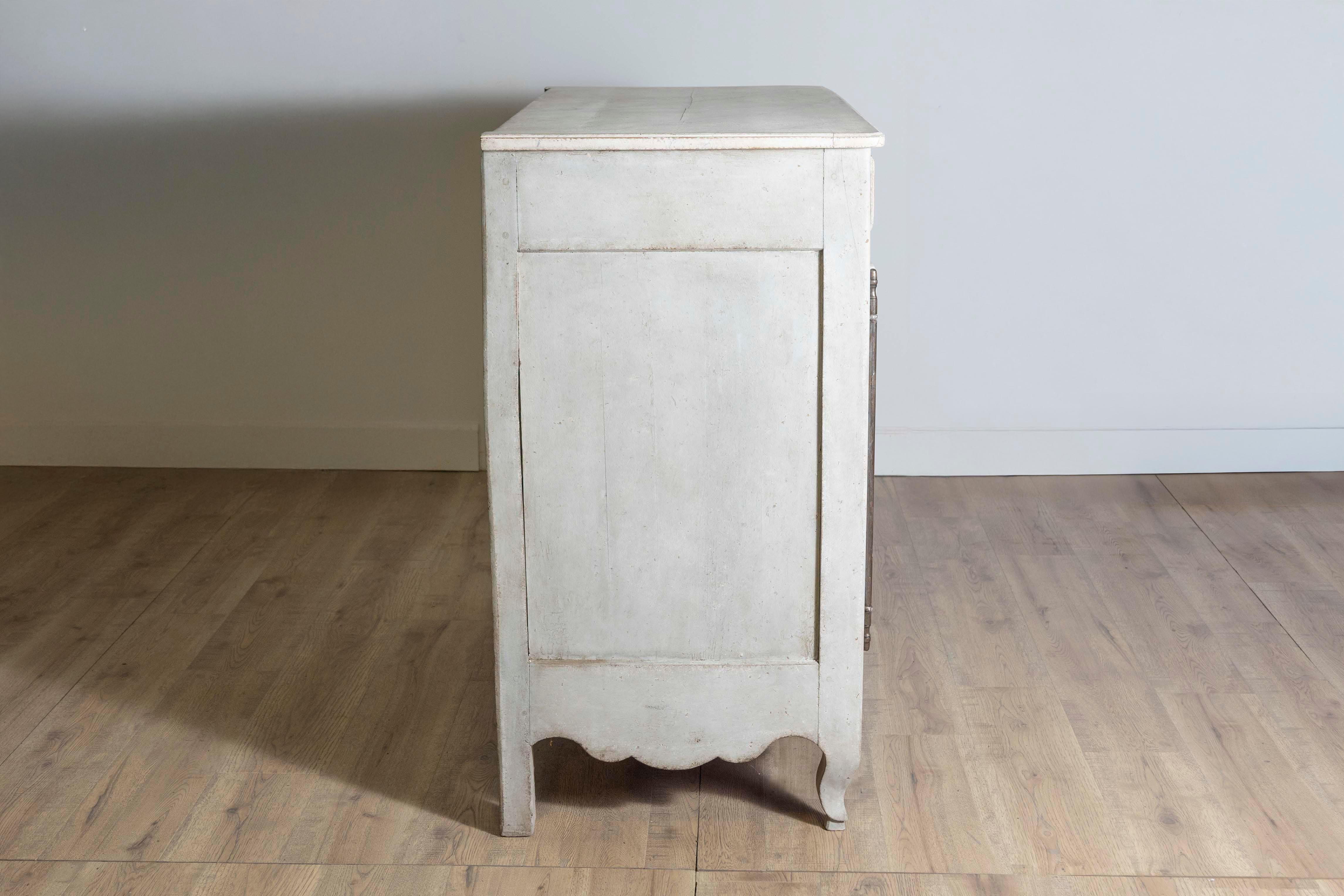 Buffet dipinto della metà del XVIII secolo, periodo Luigi XV, con cassetti e ante in vendita 3