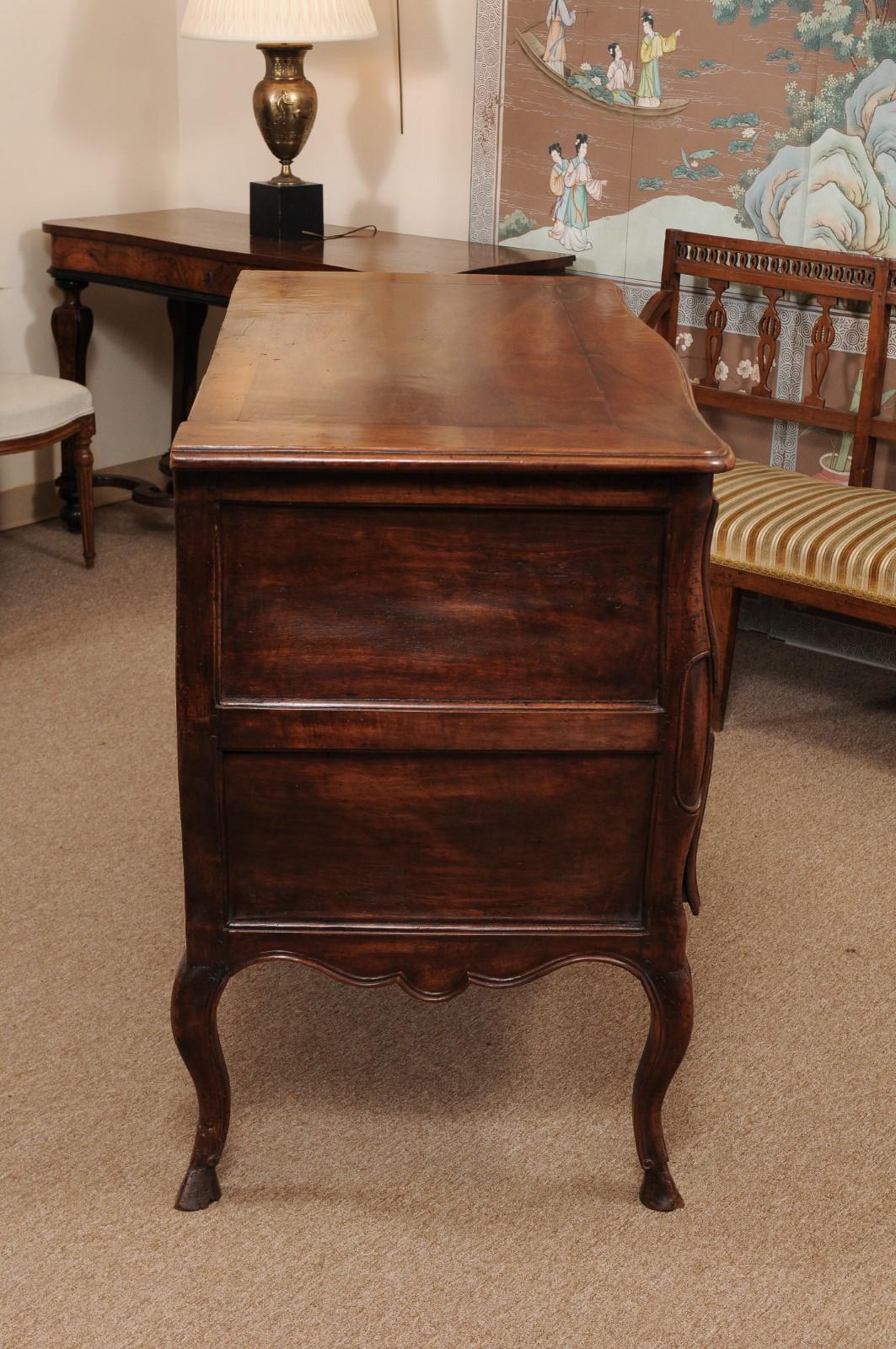 Mid-18th Century French Louis XV Walnut Commode with 2 Drawers, Cabriole Legs, & For Sale 7
