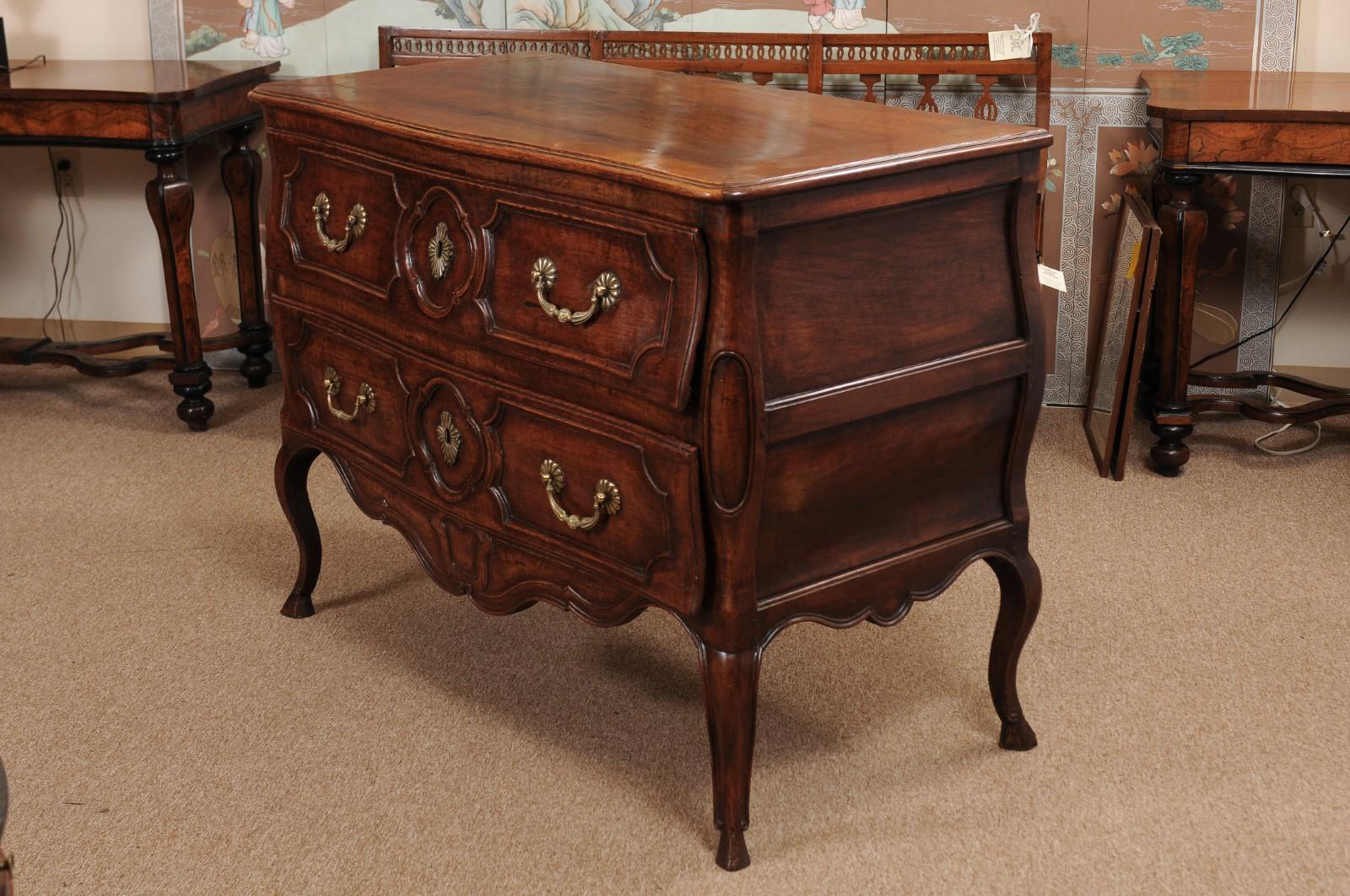 Mid-18th Century French Louis XV Walnut Commode with 2 Drawers, Cabriole Legs, & For Sale 9