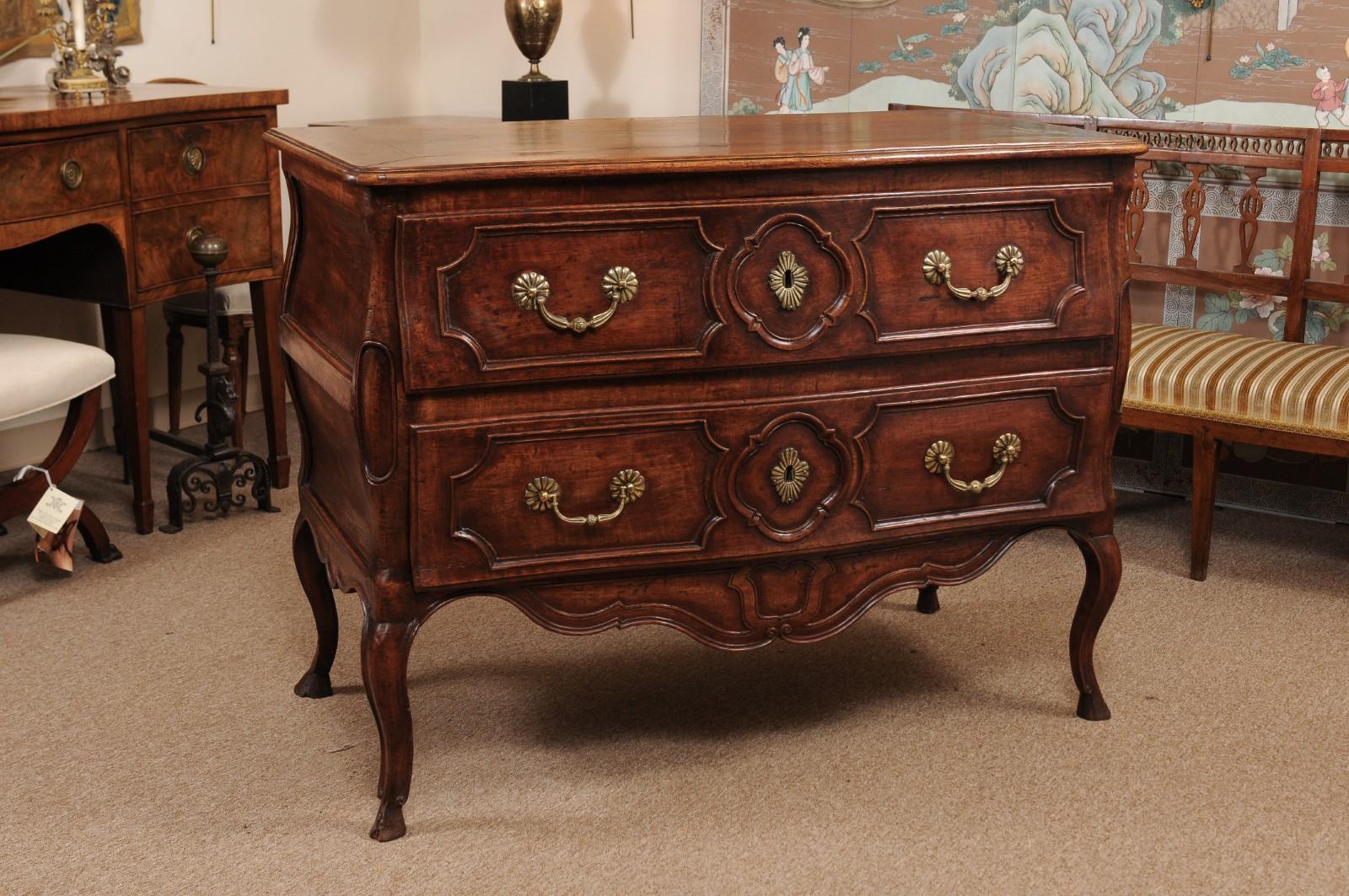 Mid-18th Century French Louis XV Walnut Commode with 2 Drawers, Cabriole Legs, & For Sale 1