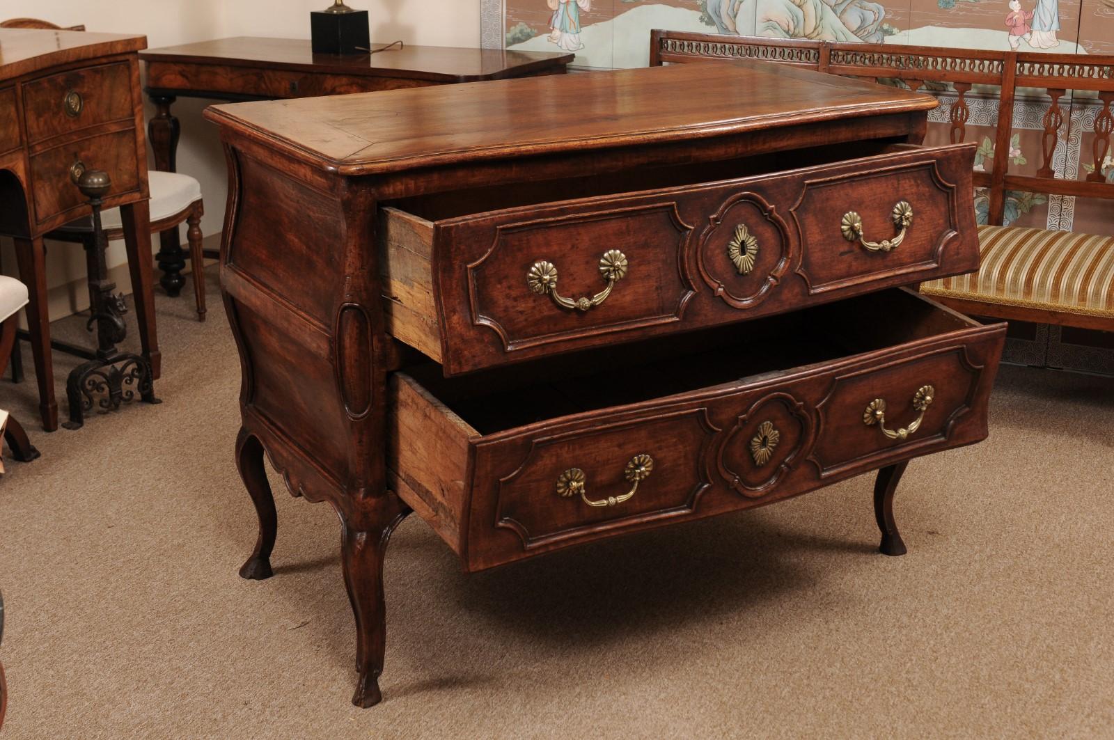 Mid-18th Century French Louis XV Walnut Commode with 2 Drawers, Cabriole Legs, & For Sale 2