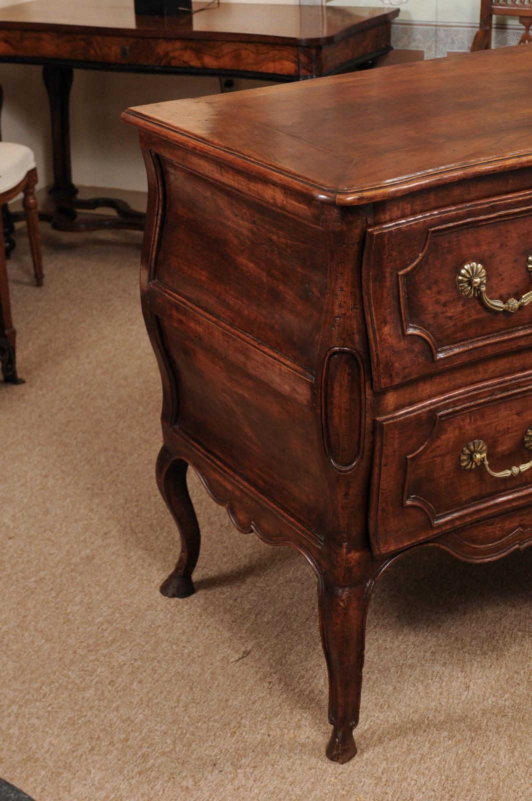 Mid-18th Century French Louis XV Walnut Commode with 2 Drawers, Cabriole Legs, & For Sale 5
