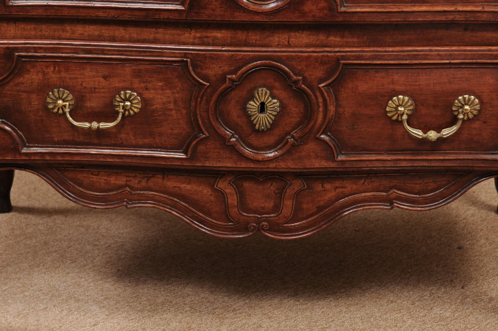 Mid-18th Century French Louis XV Walnut Commode with 2 Drawers, Cabriole Legs, & For Sale 6