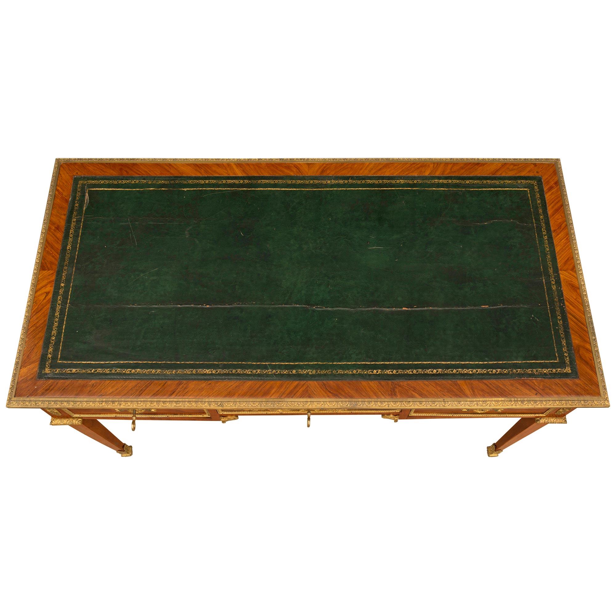 Ein eleganter und hochwertiger französischer Schreibtisch aus dem 18. Jahrhundert aus Tulipwood und Ormolu. Die drei Schubladen Schreibtisch wird von vier feinen quadratischen konischen Beinen mit schönen verschnörkelten Blatt und Akanthusblatt