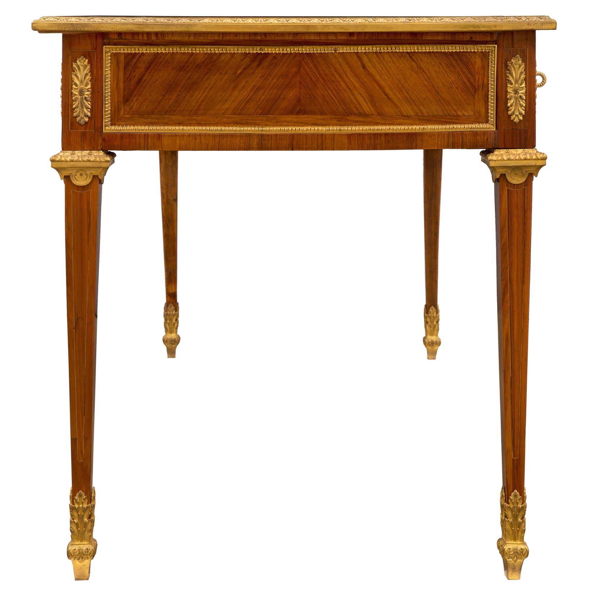 Bureau plat en bois de tulipier et bronze doré d'époque Louis XVI, milieu du XVIIIe siècle Bon état - En vente à West Palm Beach, FL