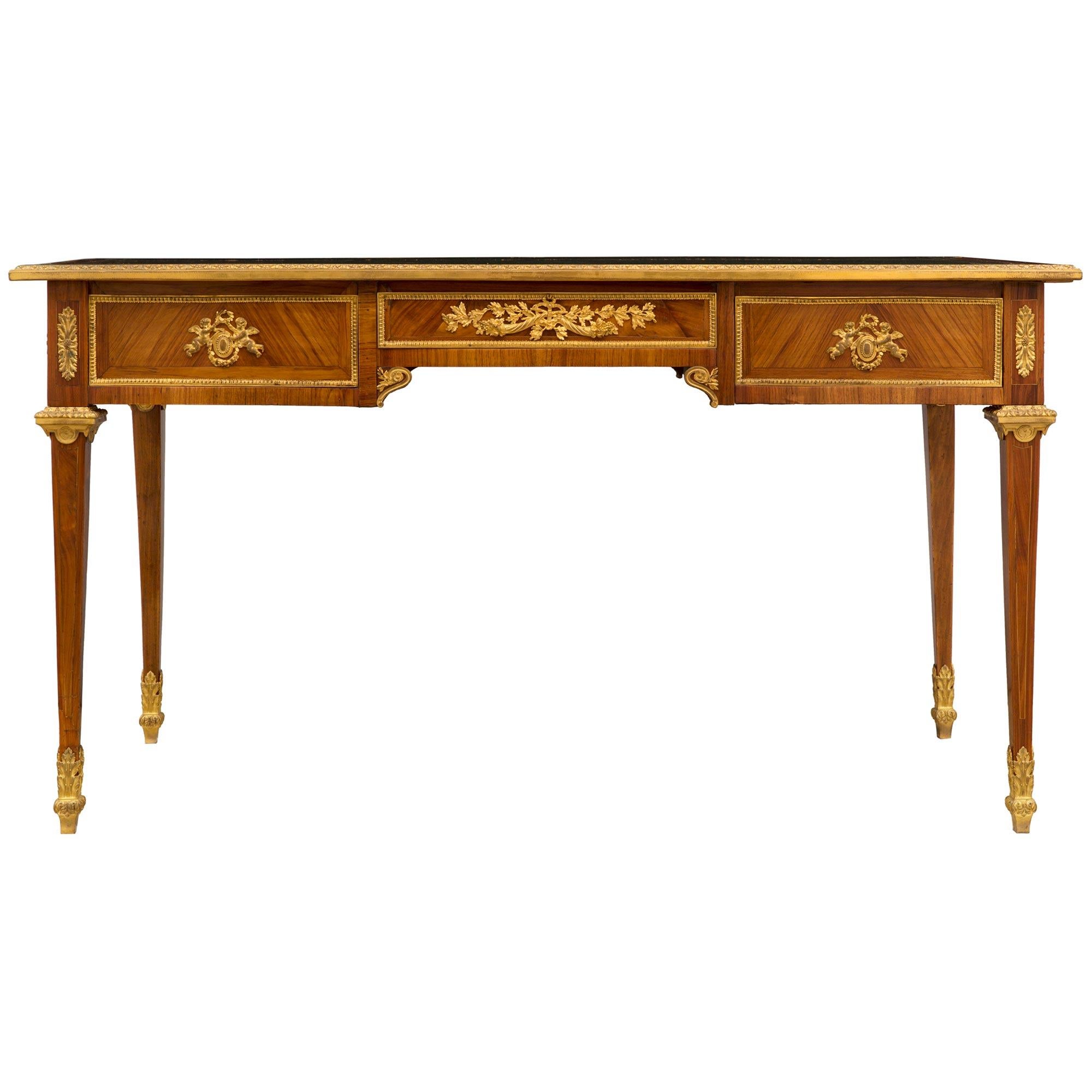 Bureau Plat de madera de tulipán y ormolu de mediados del siglo XVIII francés de la época de Luis XVI siglo XVIII y antes en venta