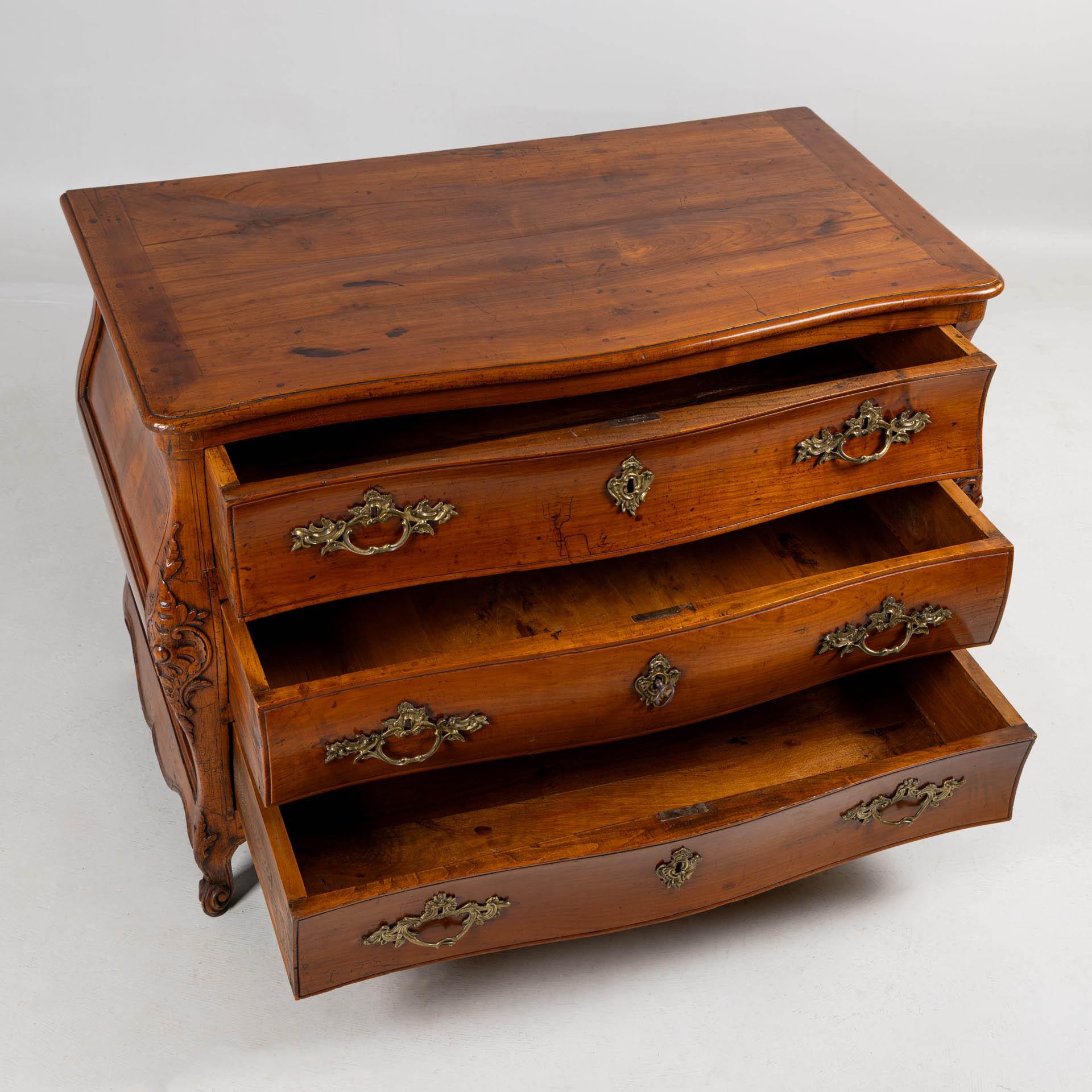 Commode Provençale Française du milieu du 18ème siècle avec une belle Patina 7