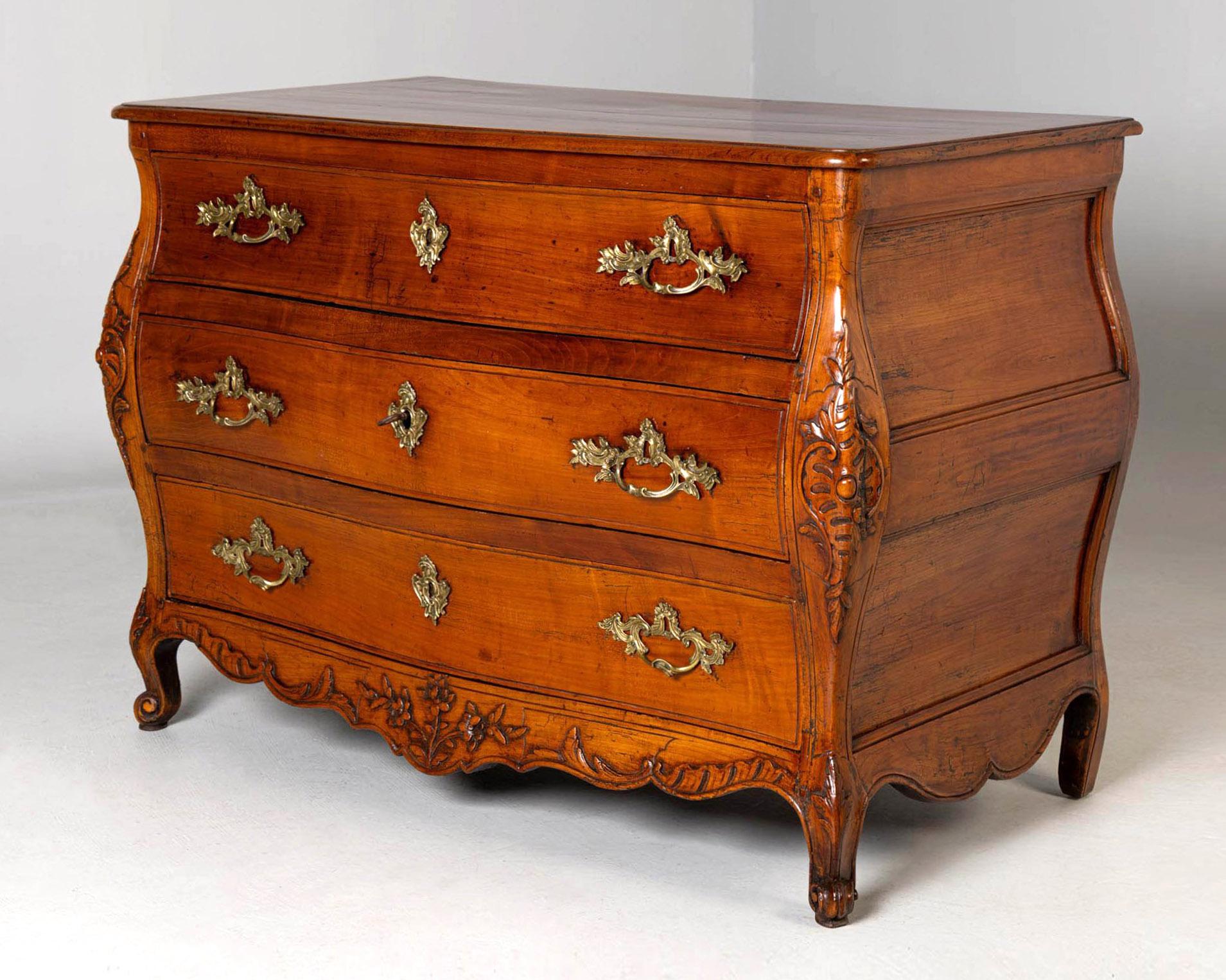 Commode Provençale Antique

France
bois de cerisier massif
Milieu du XVIIIe siècle

Dimensions : H x L x P : 87 x 120 x 65 cm : H x L x P : 87 x 120 x 65 cm

Description :
Commode du sud de la France, magnifiquement sculptée en cerisier massif avec