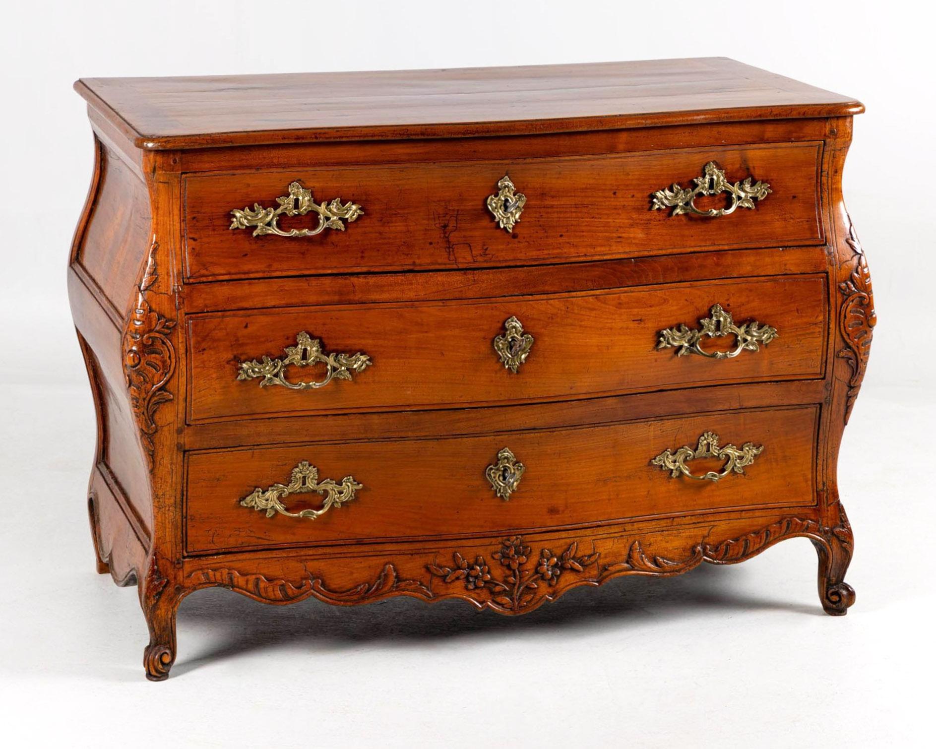 Louis XV Commode Provençale Française du milieu du 18ème siècle avec une belle Patina