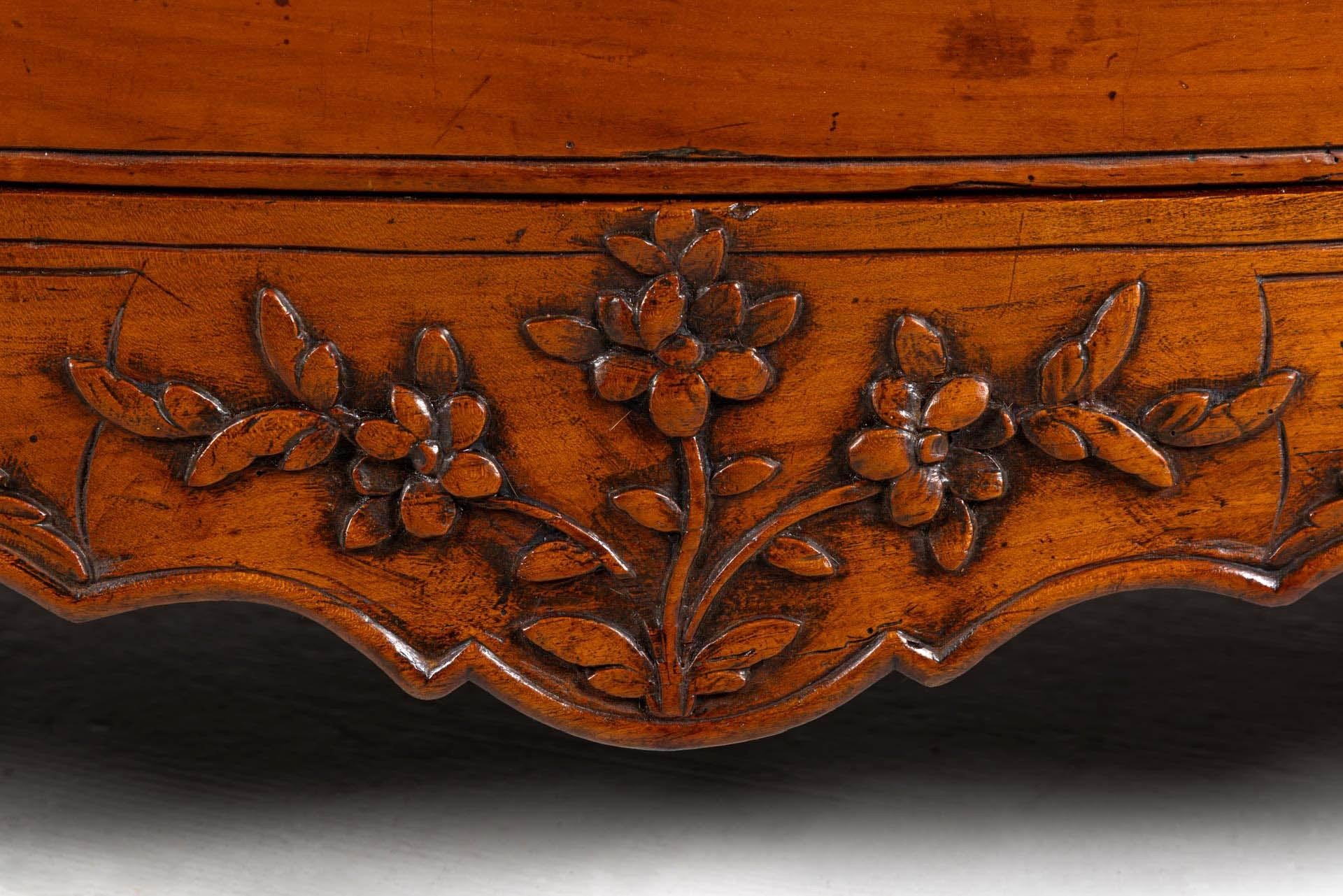 XVIIIe siècle Commode Provençale Française du milieu du 18ème siècle avec une belle Patina