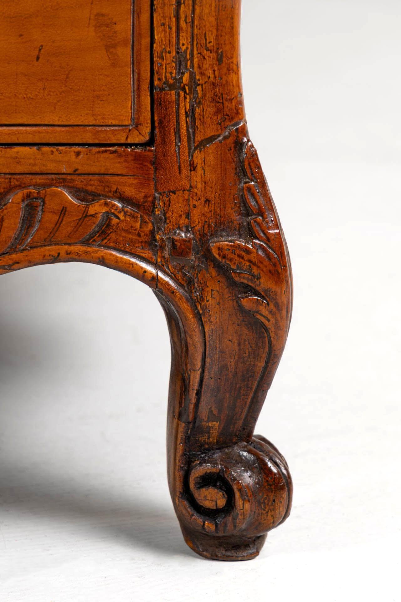 Cerise Commode Provençale Française du milieu du 18ème siècle avec une belle Patina