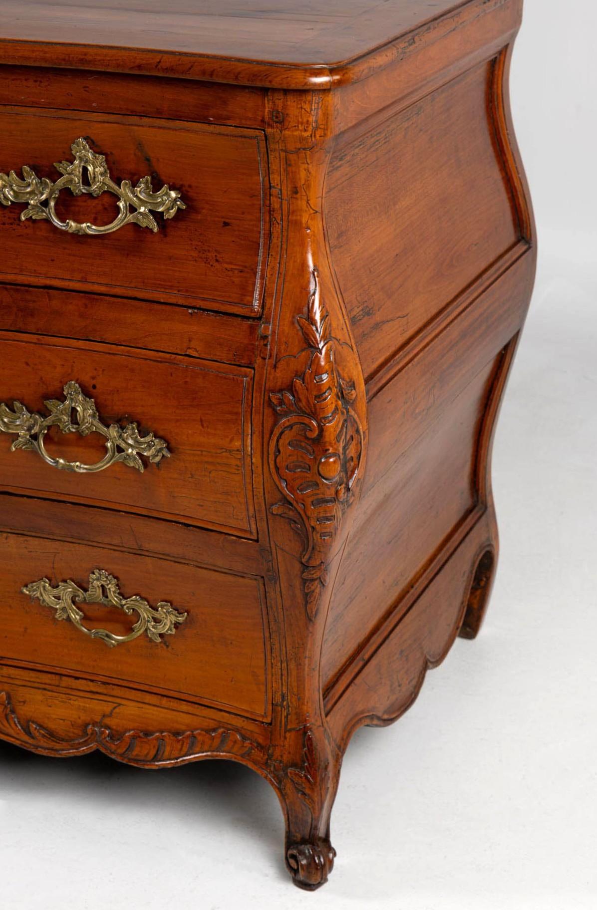 Commode Provençale Française du milieu du 18ème siècle avec une belle Patina 1