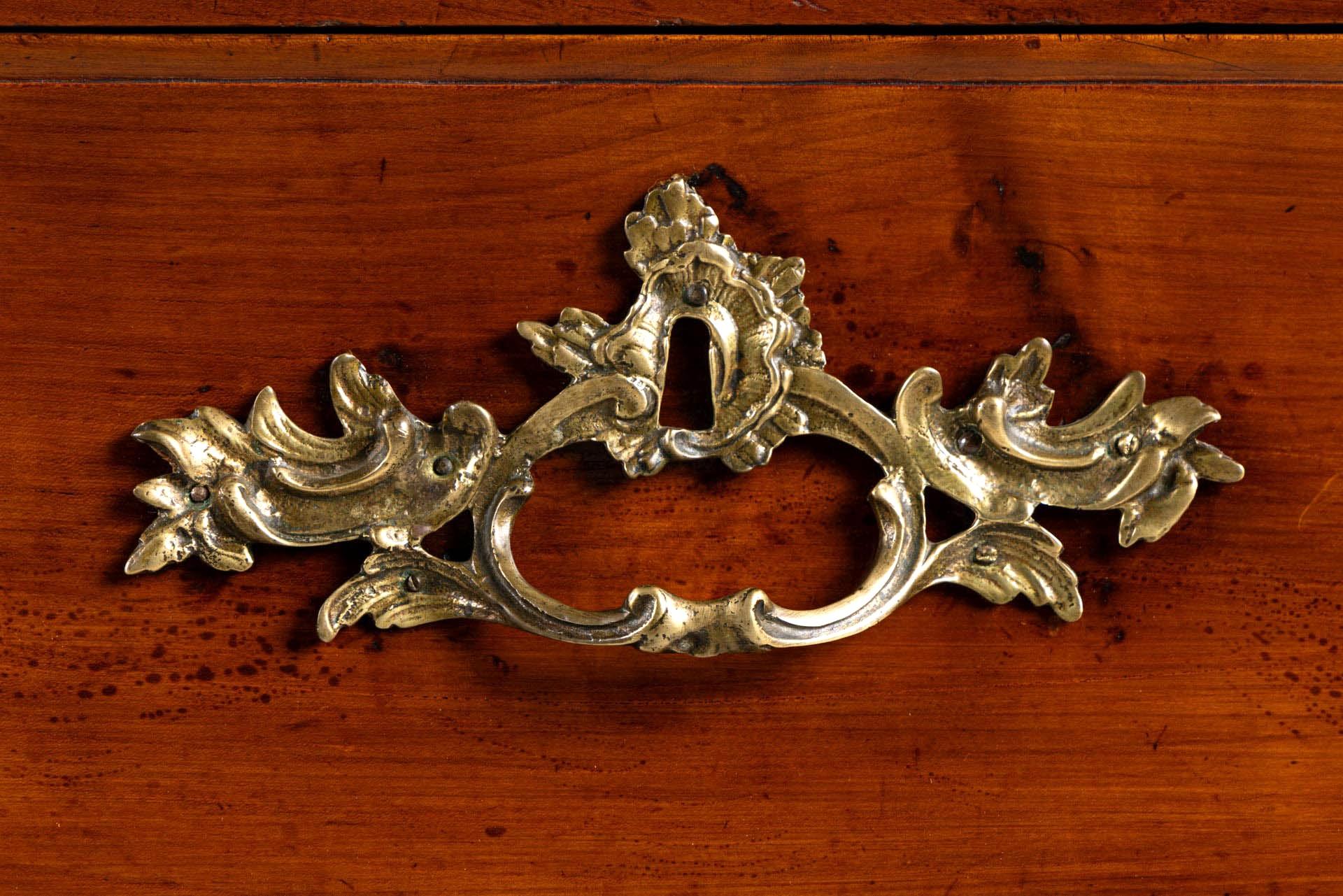 Commode Provençale Française du milieu du 18ème siècle avec une belle Patina 2