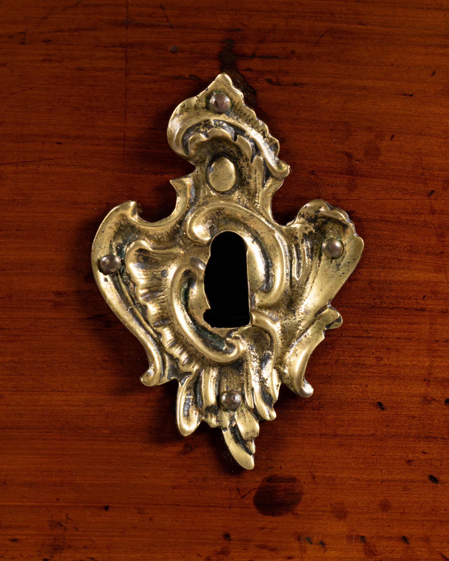 Commode Provençale Française du milieu du 18ème siècle avec une belle Patina 3