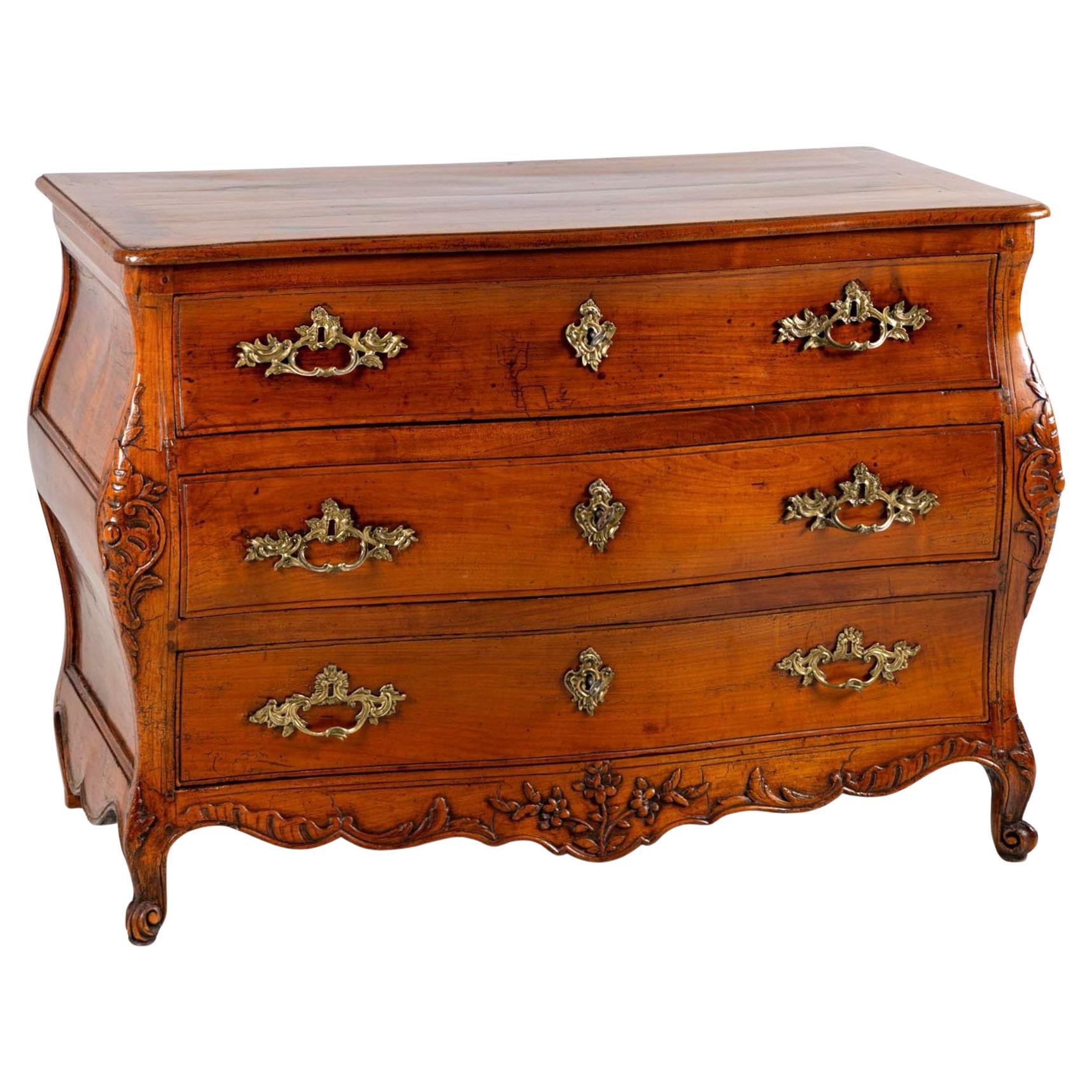 Commode Provençale Française du milieu du 18ème siècle avec une belle Patina