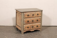 Commode française de style provincial Louis XV en bois sculpté, datant du milieu du XVIIIe siècle