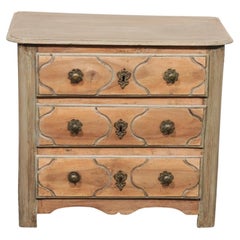 Commode française de style provincial Louis XV en bois sculpté, datant du milieu du XVIIIe siècle