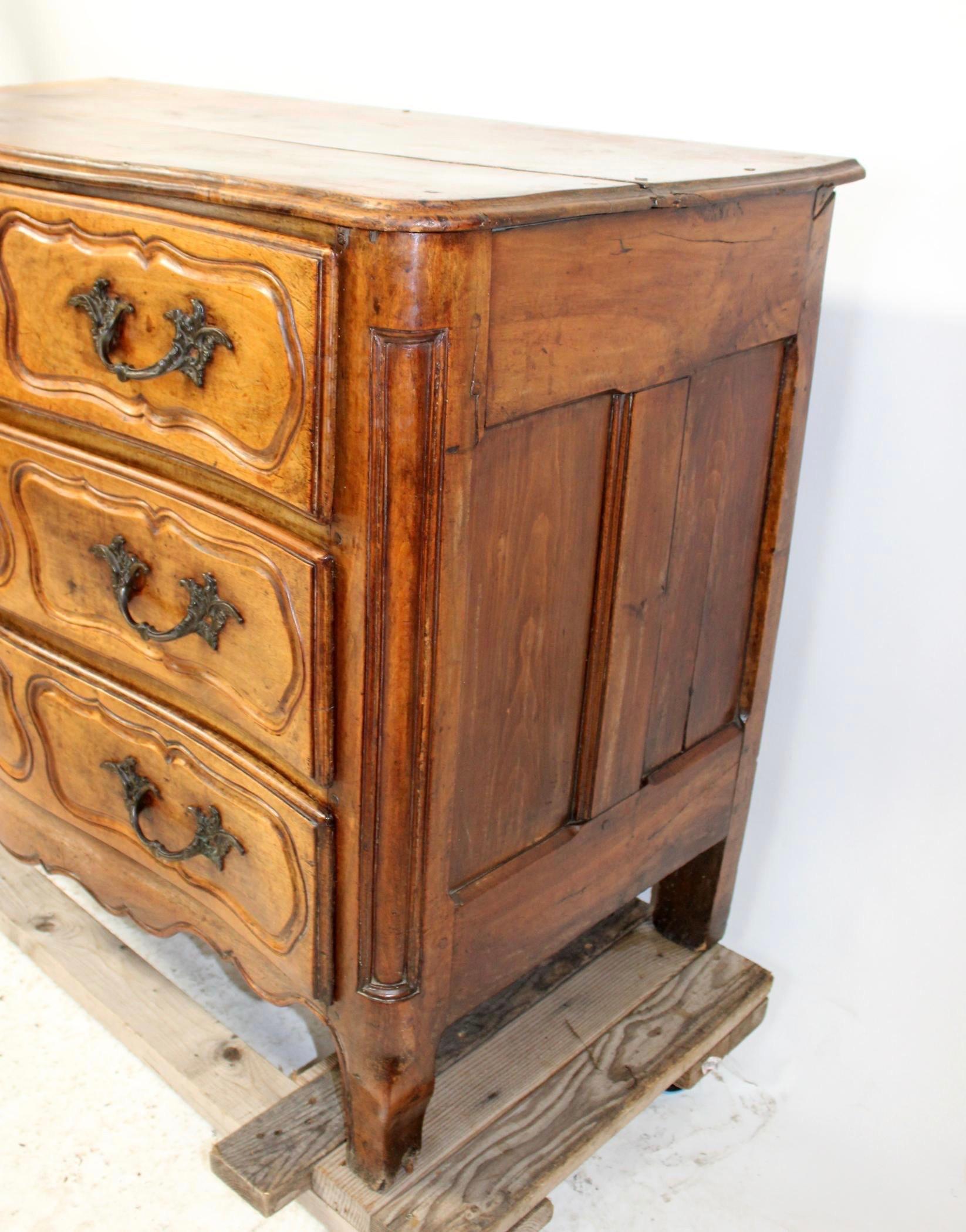 Hand-Carved Mid-18th Century French Provincial Louis XV Commode in Walnut For Sale